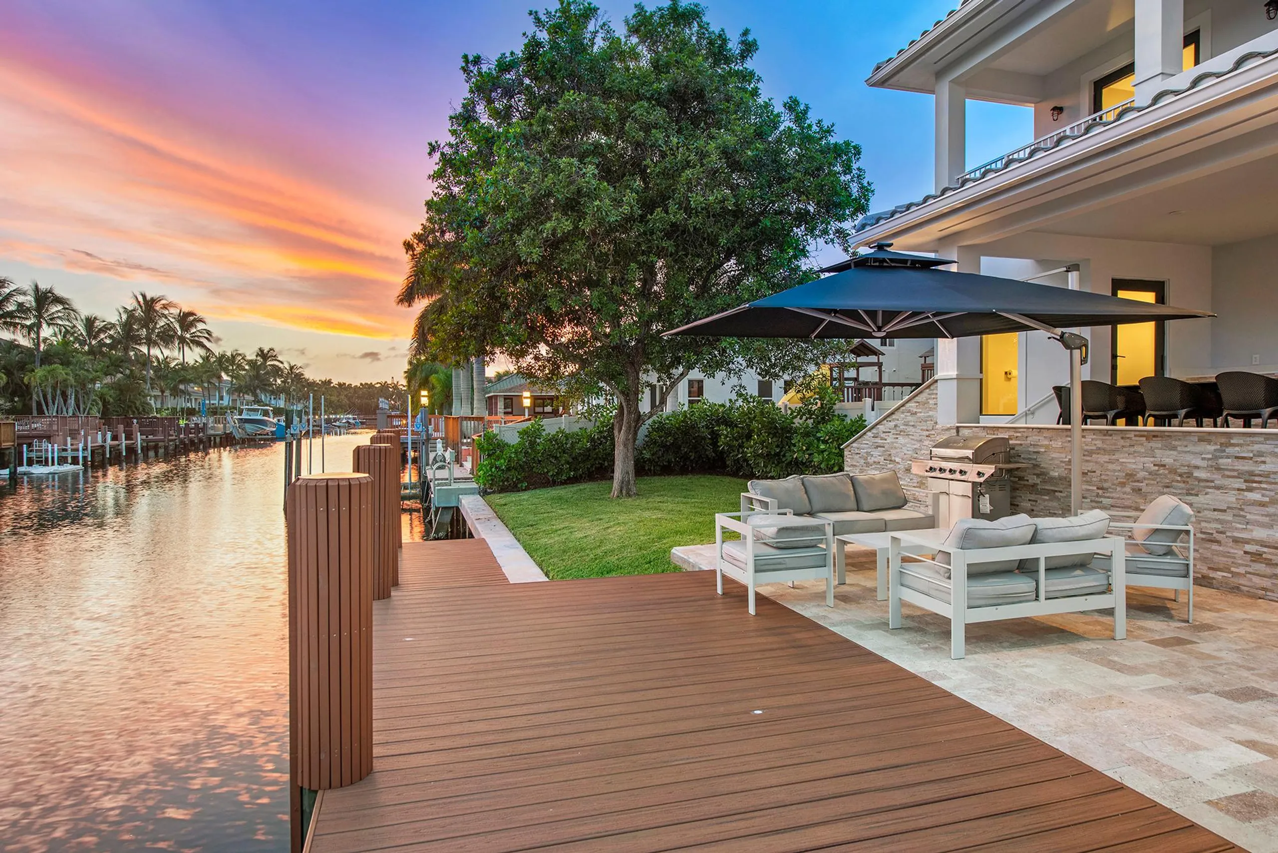 Amazing Waterfront Luxury Estate with Private Pool and Entertainment Room — photograph 4