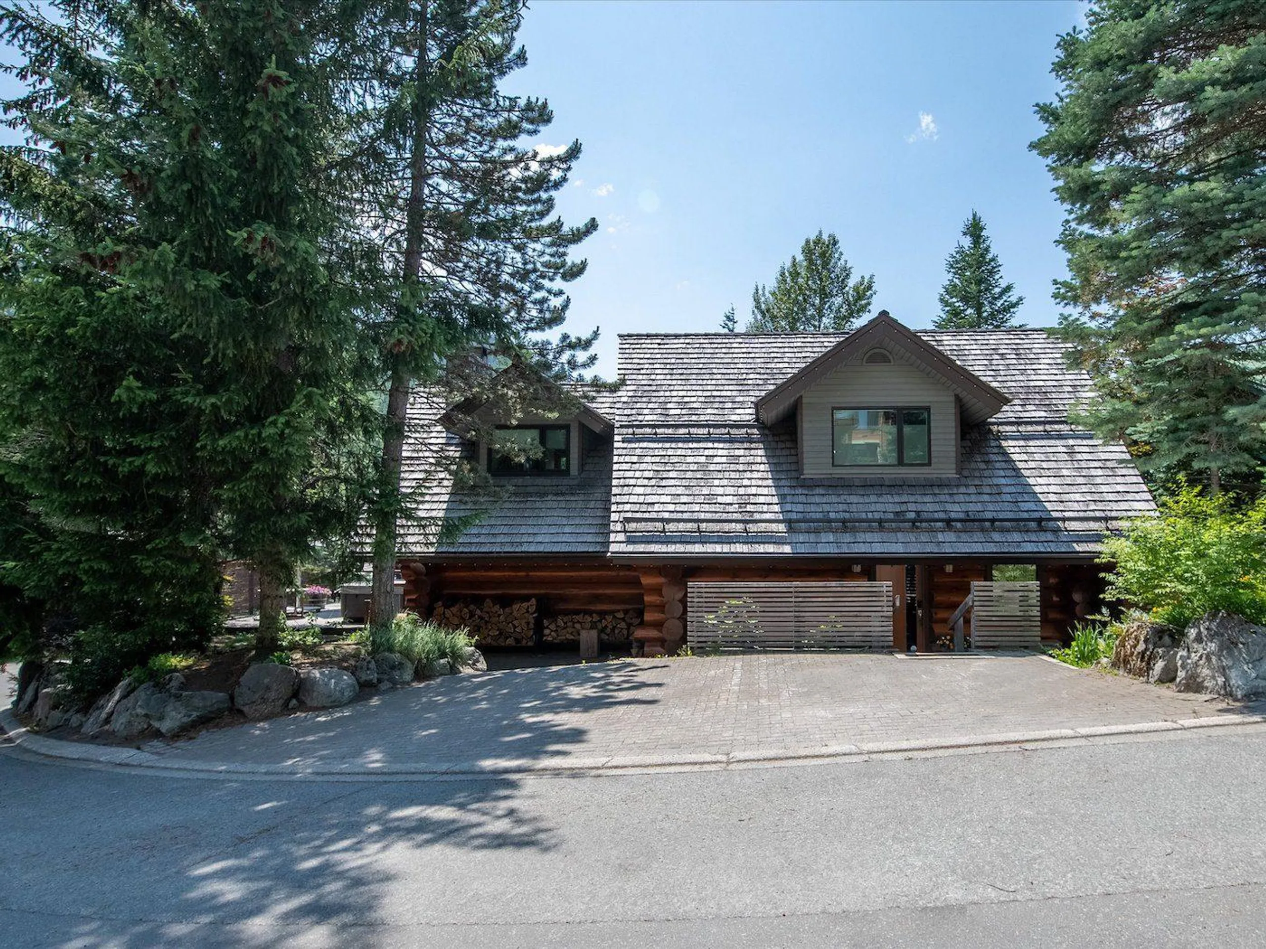 Majestic Retreat with Lavish Pool and Mountain Vistas VILLAWAY® — photograph 6