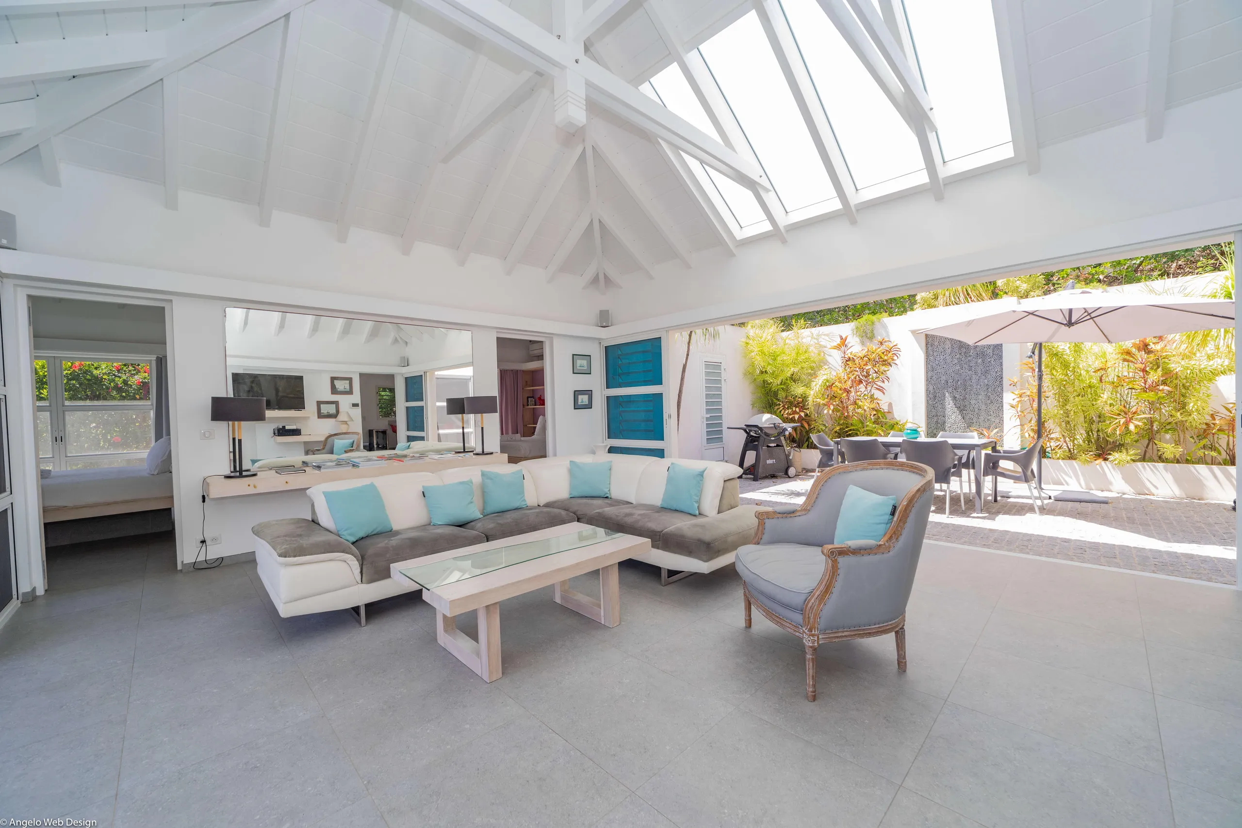 Modern and Aesthetic Styled Villa with Private Pool and Sea View — photograph 9