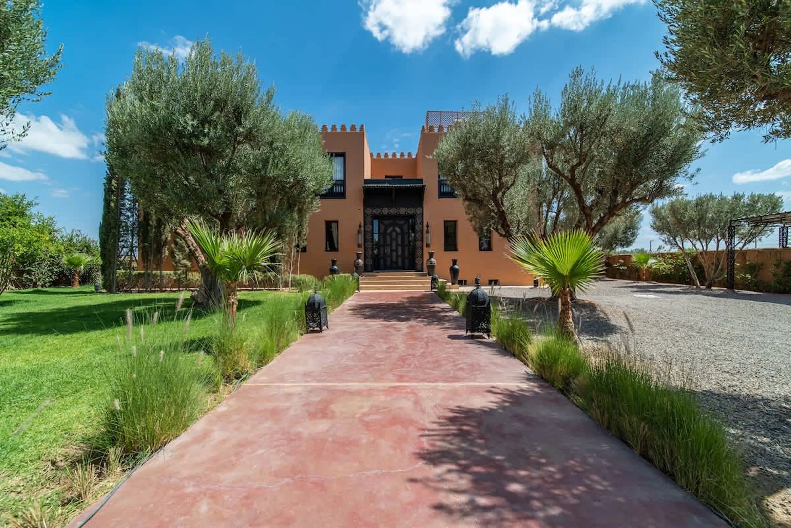 Luxuriant Marrakech Villa with Private Pool and Garden — photograph 3