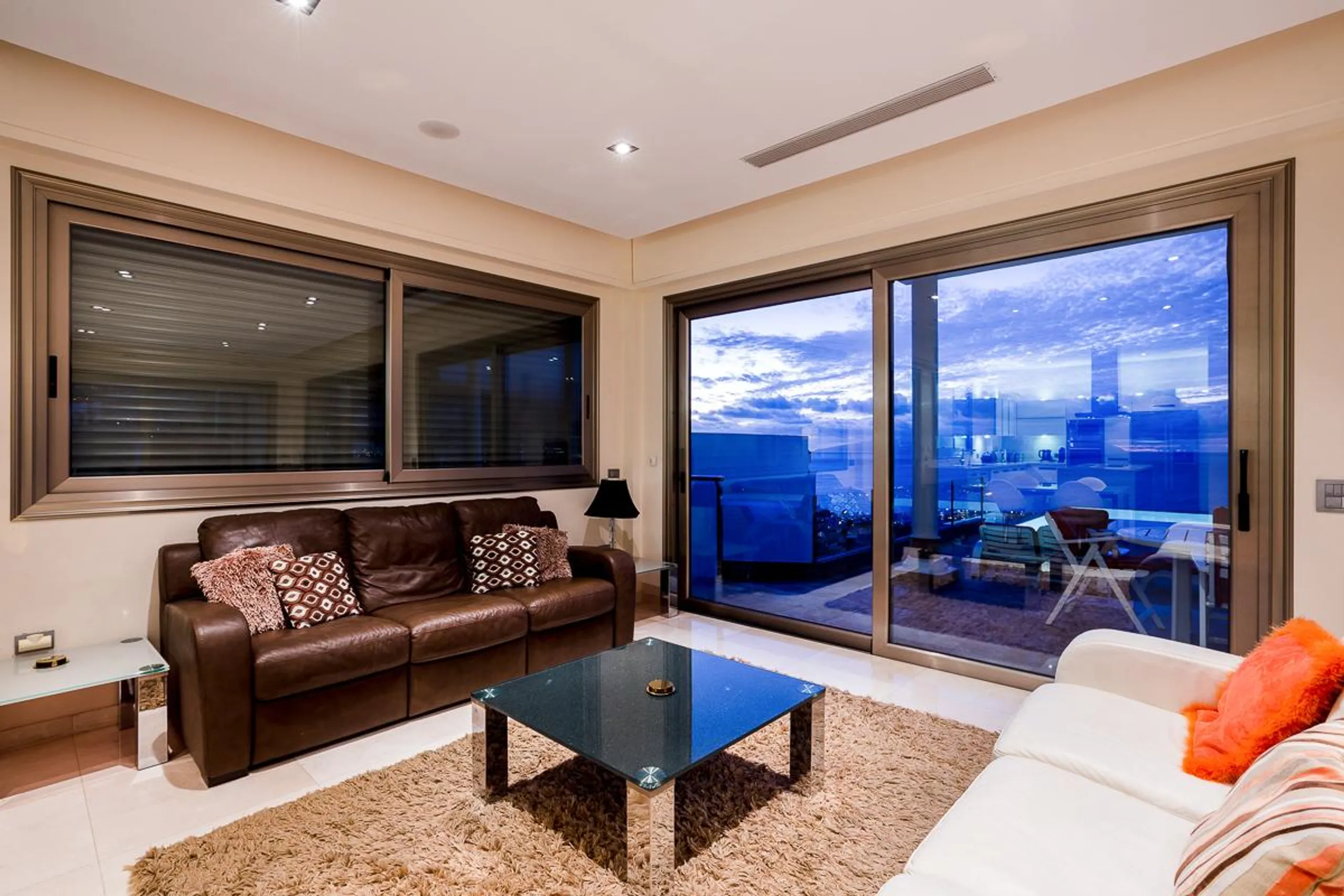 Modern Oceanview Villa with Private Pool, Jacuzzi, and Panoramic Ocean Views — photograph 11