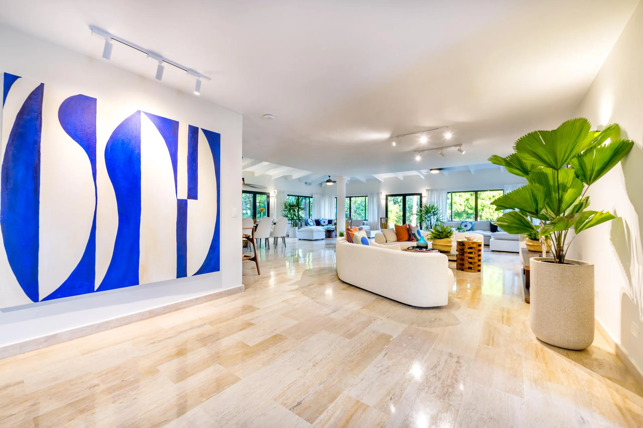 Refined Modern Villa with Swimming Pool and Minitas Beach Nearby — photograph 6