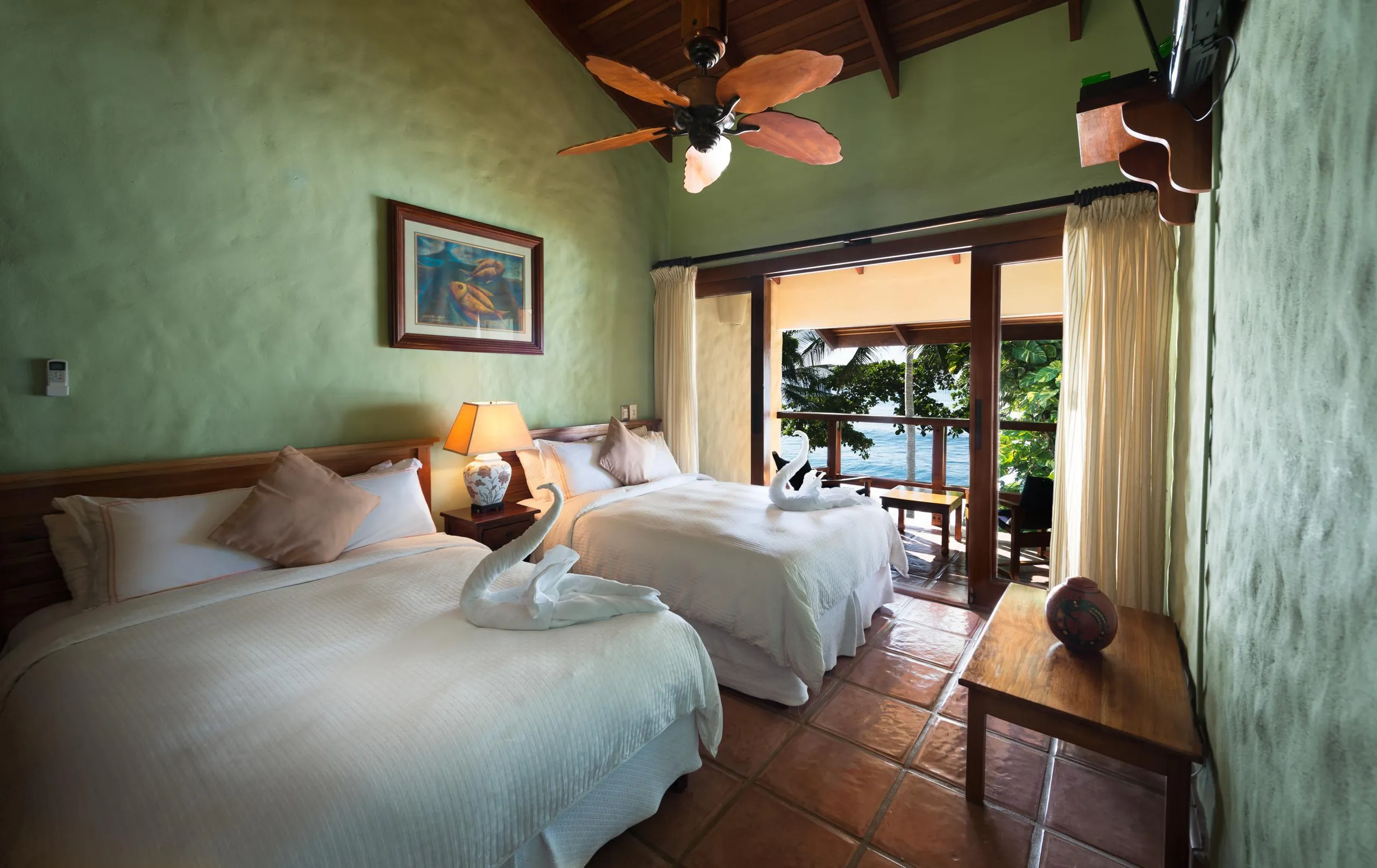 Whispering Waves Luxury Retreat with 6BR-Infinity Pool and Walks to Beach — photograph 12