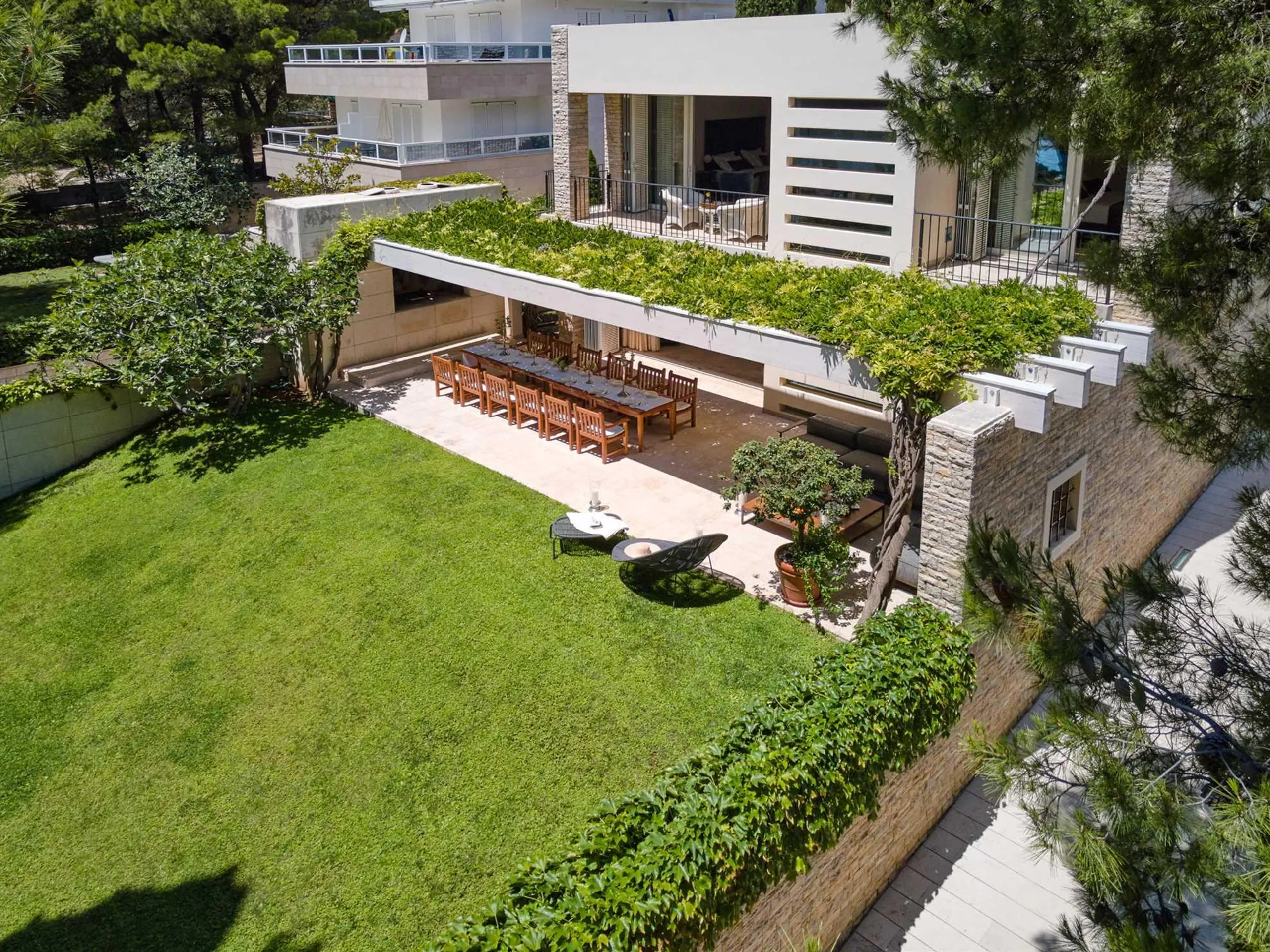 Breathtaking 6 Bedroom Villa with Private Pool and Lush Surroundings — photograph 3