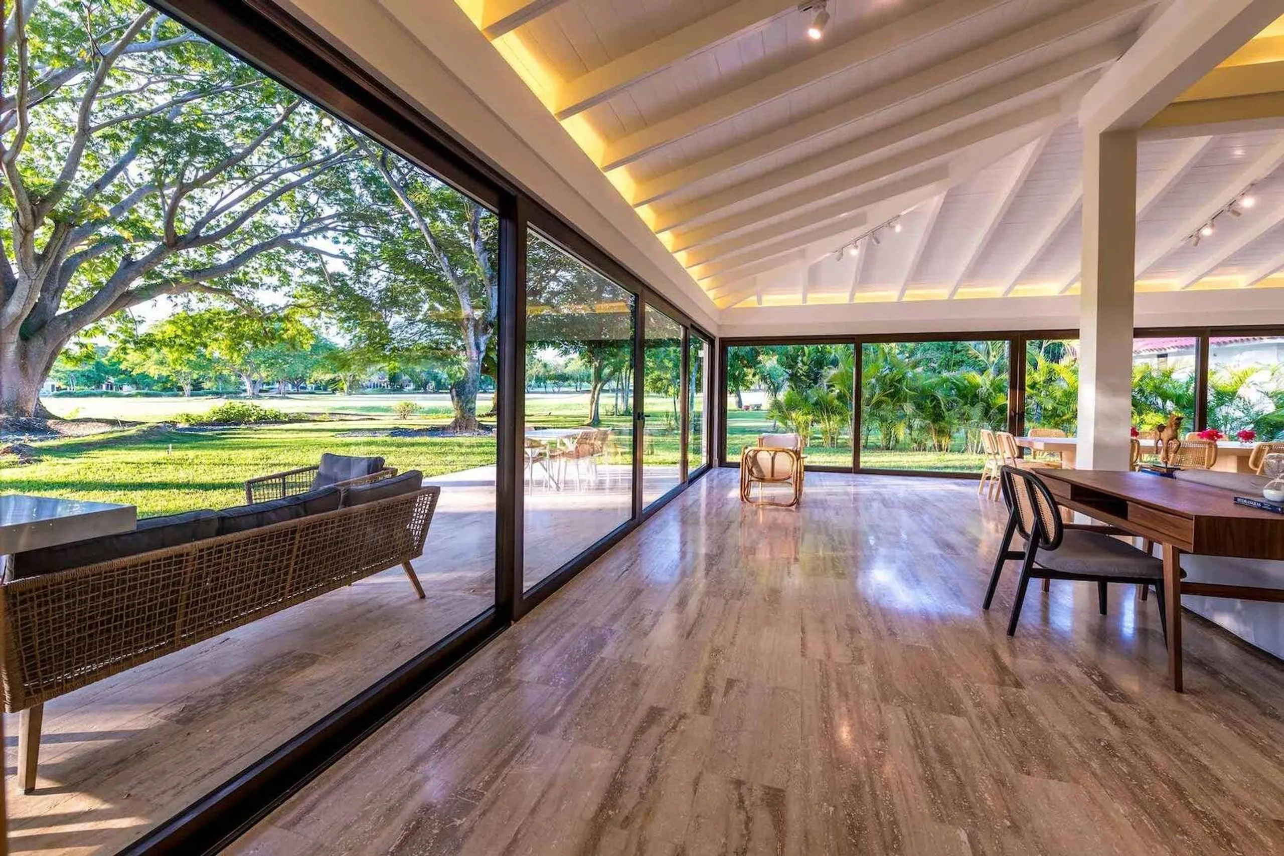 Sumptuous Villa with Spectacular Golf Course View — photograph 8