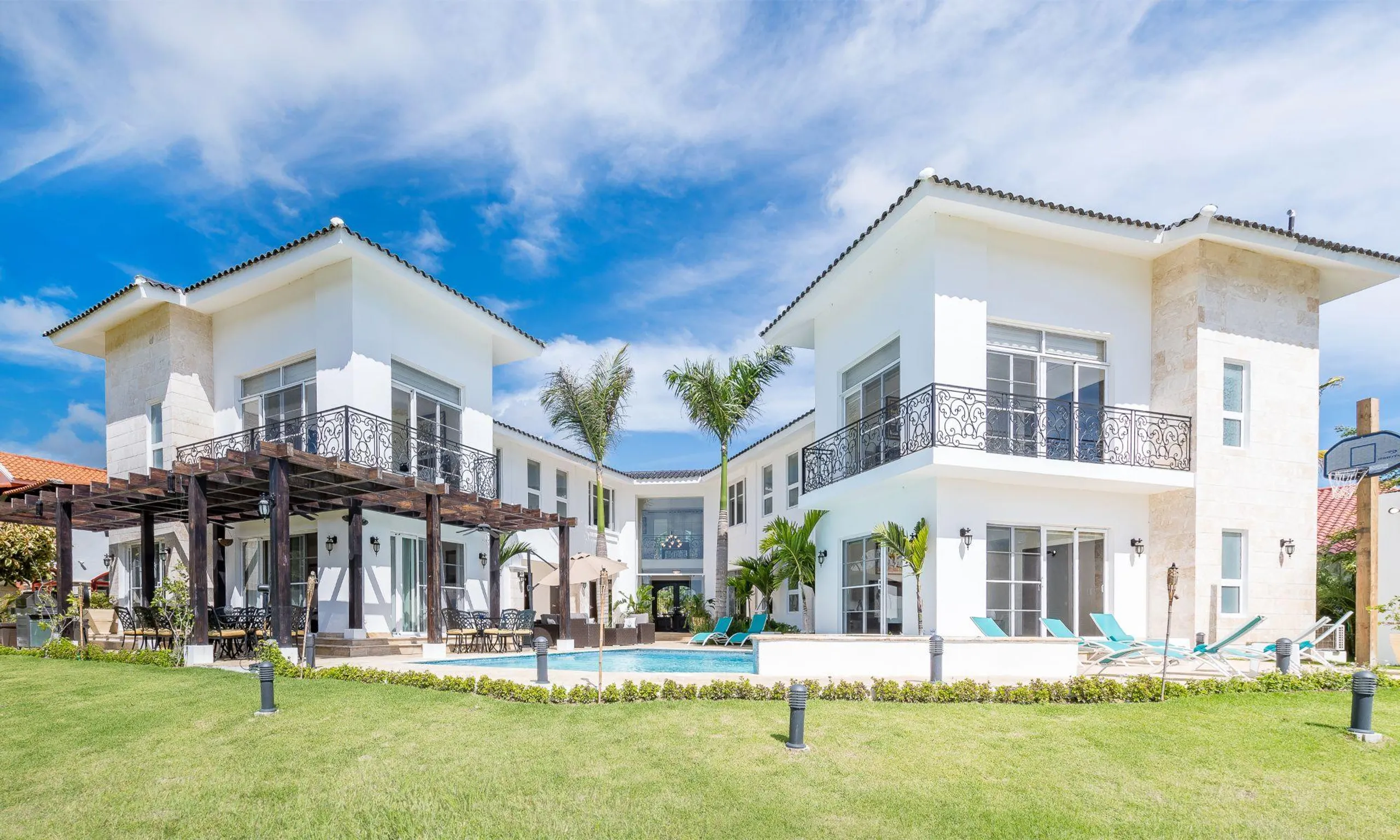 Majestic State of the Art Villa with Private Heated Pool, Jacuzzi and Lake Views — photograph 4