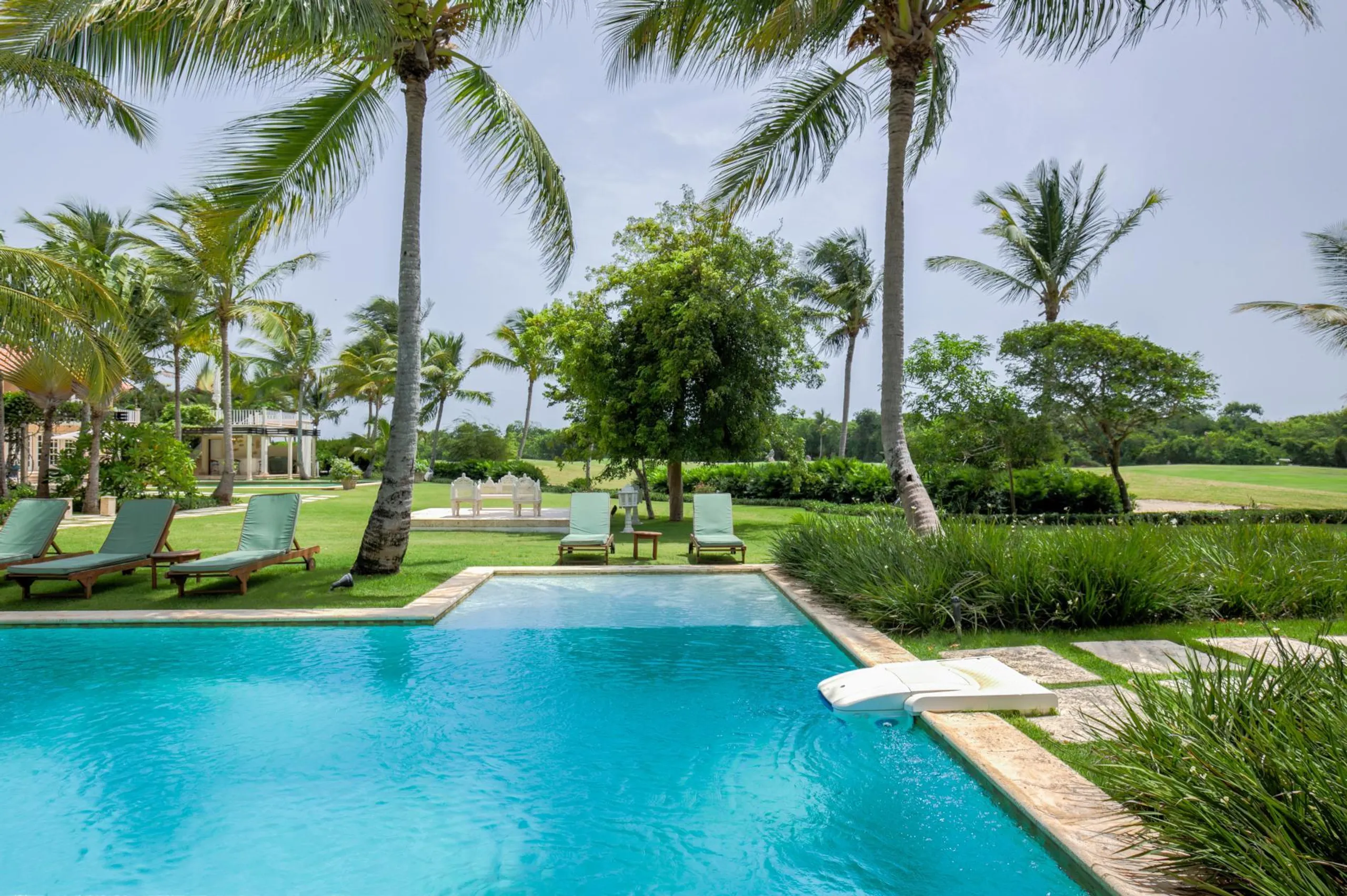 Spacious Tropical Villa with Private Swimming Pool and Spacious Living Areas — photograph 2
