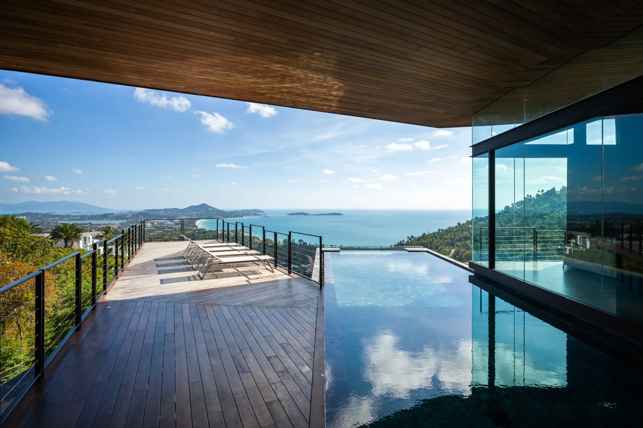 Modern Tropical Villa with 17-Meter Saltwater Infinity Pool and Panoramic Background — photograph 6