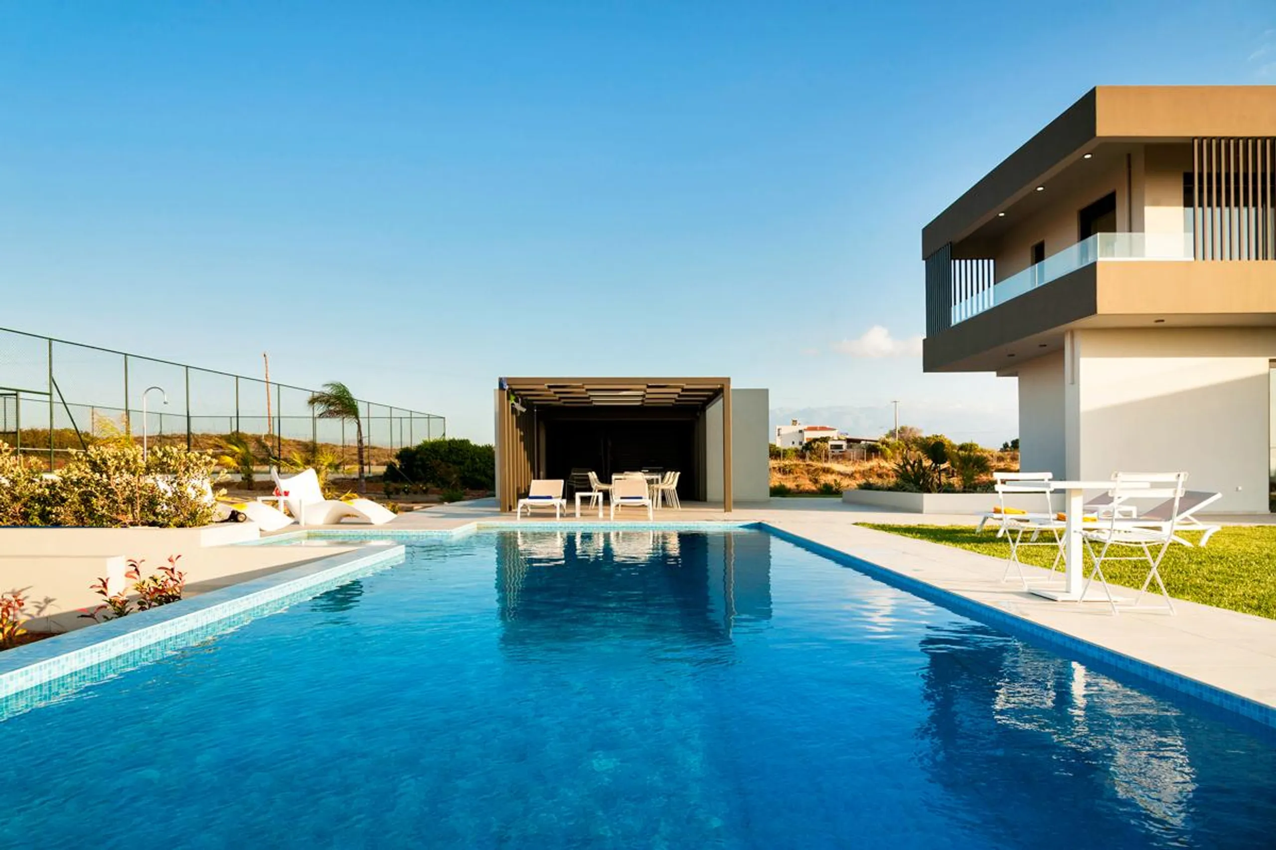 Chic Mediterranean Villa with Heated Infinity Pool, Tennis Court and Mountain Views — photograph 3
