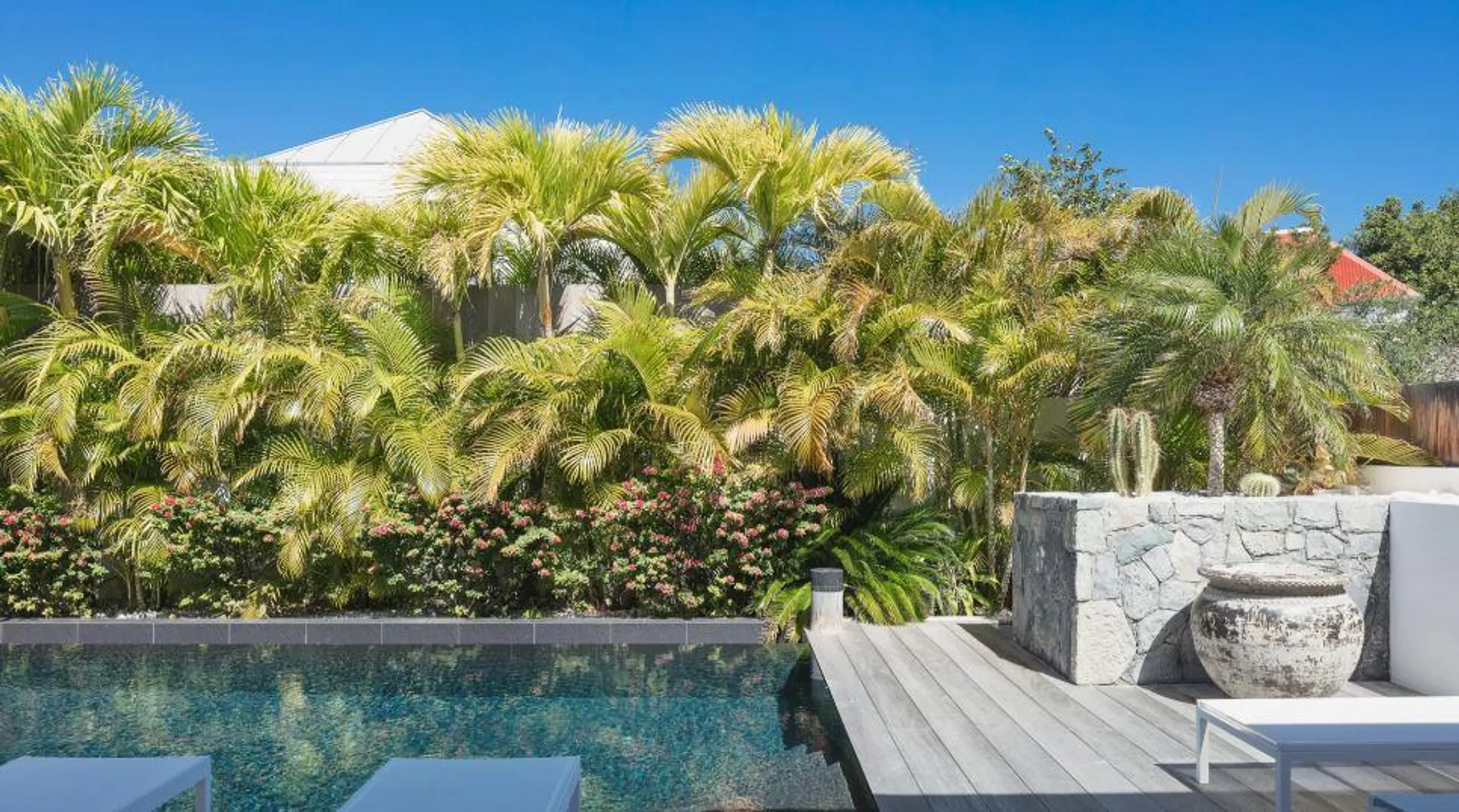 Modern & Airy Two-Bedroom Holiday Villa with Swimming Pool & Lush Surroundings — photograph 6
