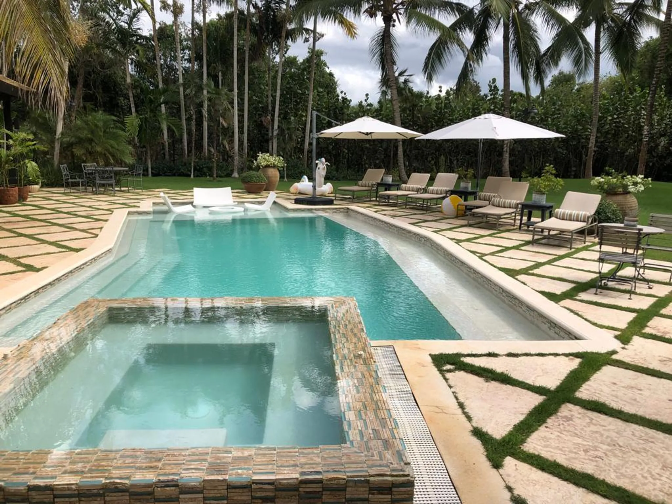 Superb Tropic Retreat with Private Pool and Garden Grounds — photograph 7