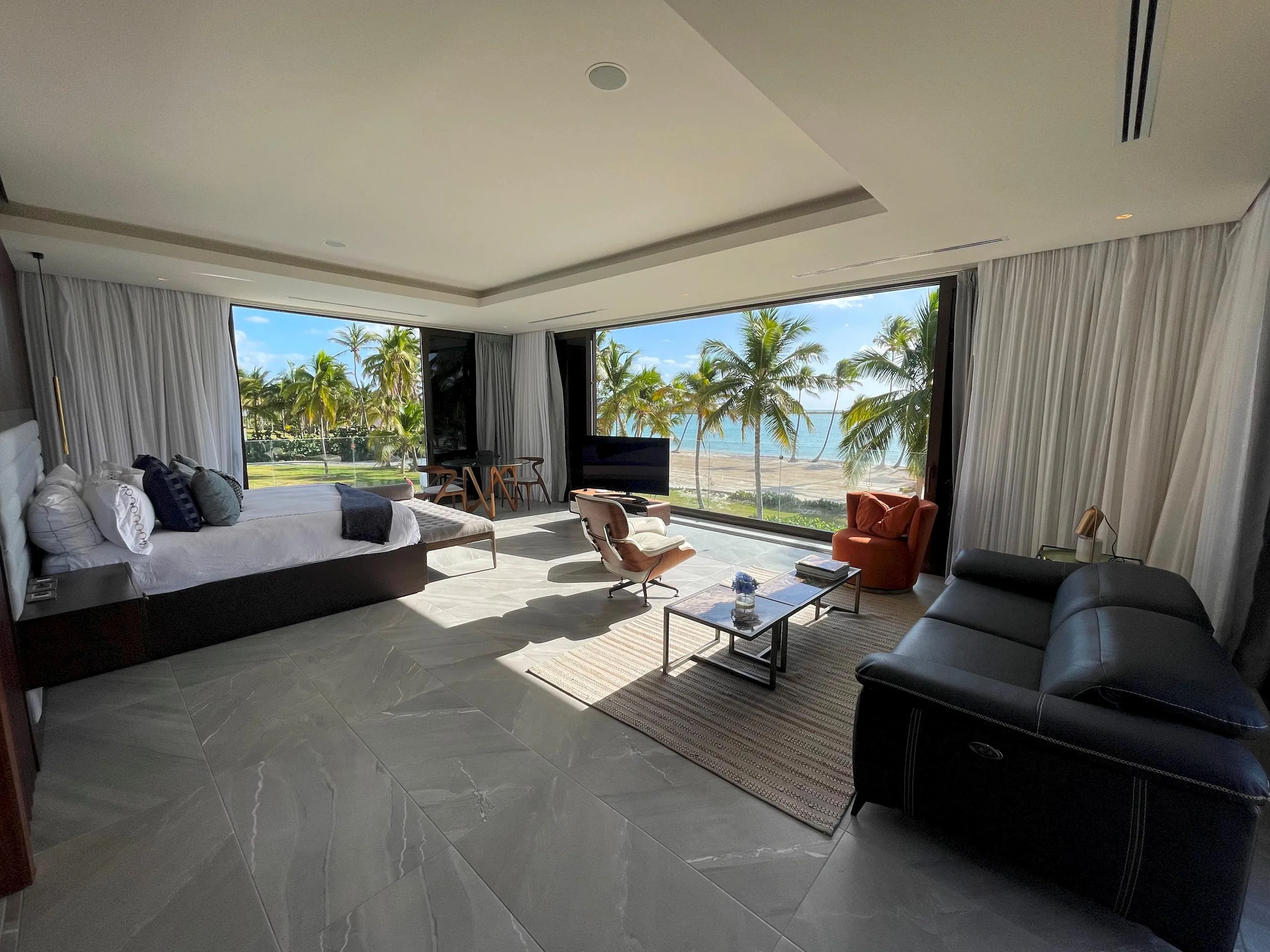 Incredible Beachfront Villa in Punta Cana with Private Pool, Fitness Room, and Basketball Court — photograph 11