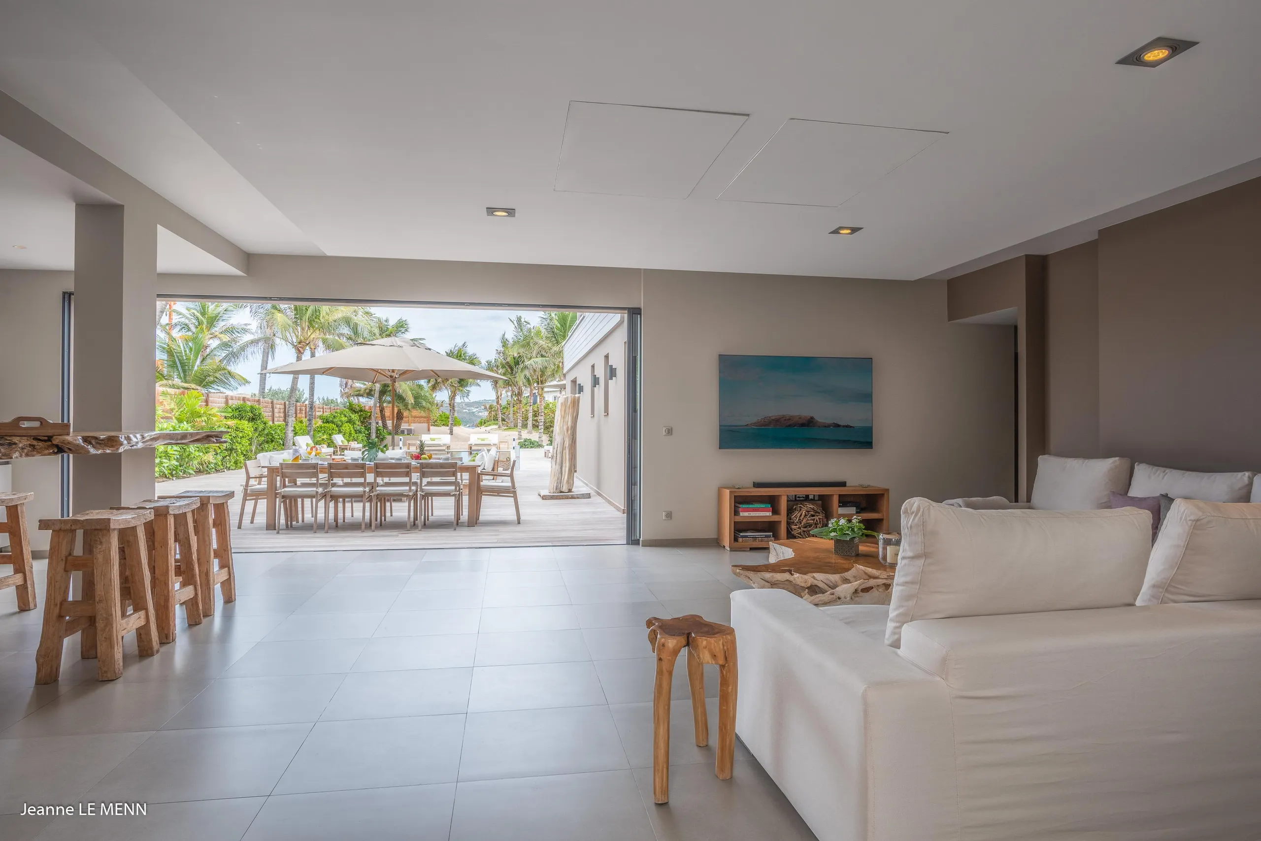 Beachfront Luxury Villa with Private Pool and Ocean Views — photograph 9