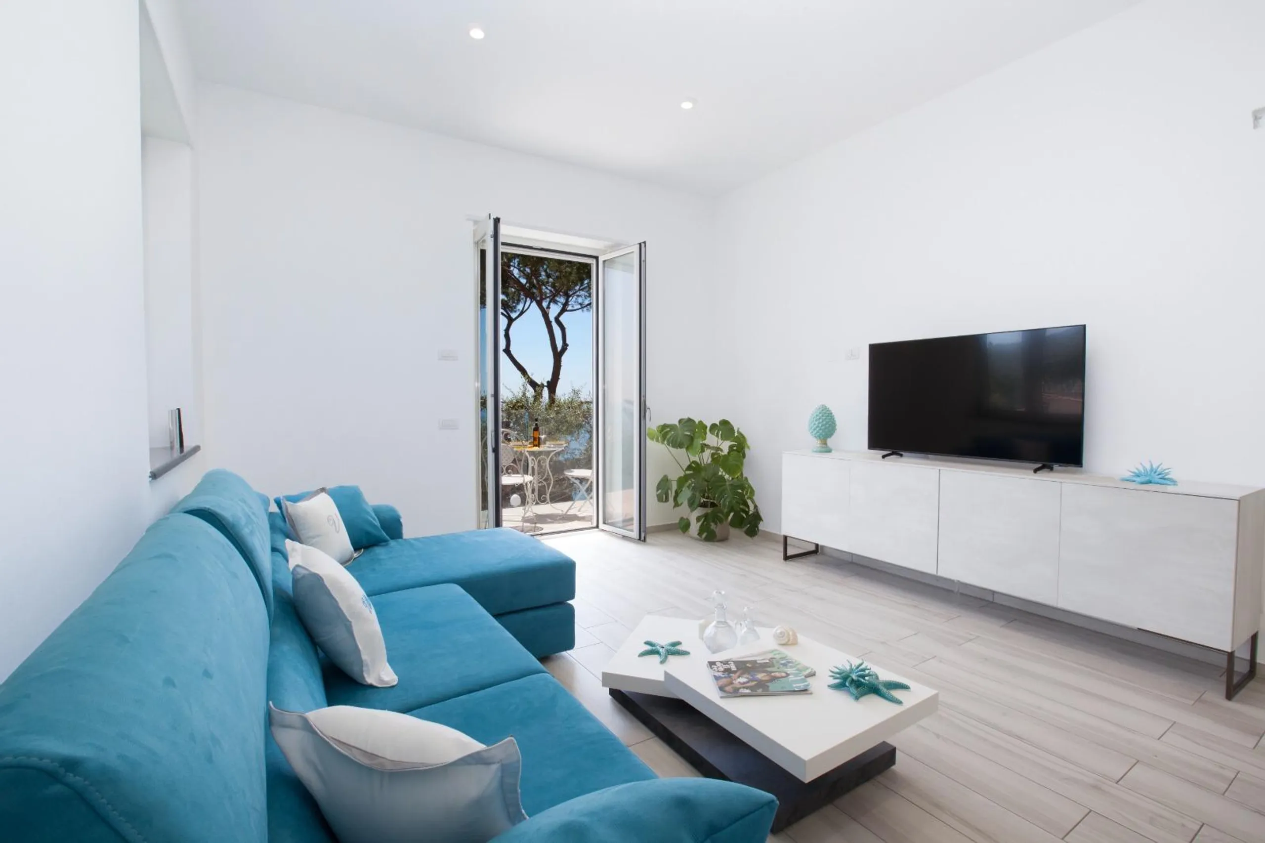 Palatial Villa with Private Pool and Overlooking Sea Views — photograph 6