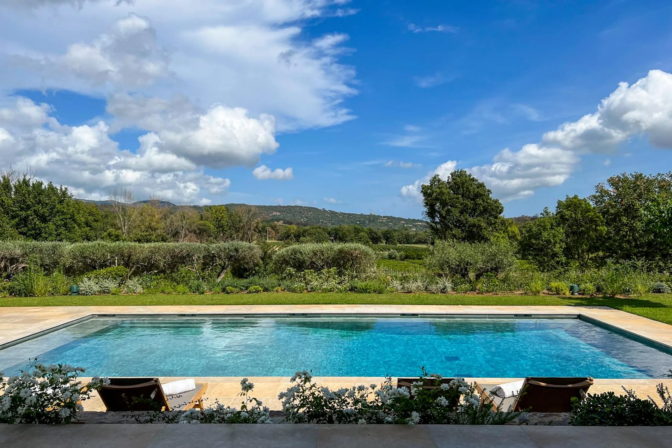Embellished 6BR Villa with Private Pool and Overlooking Woodland — photograph 3