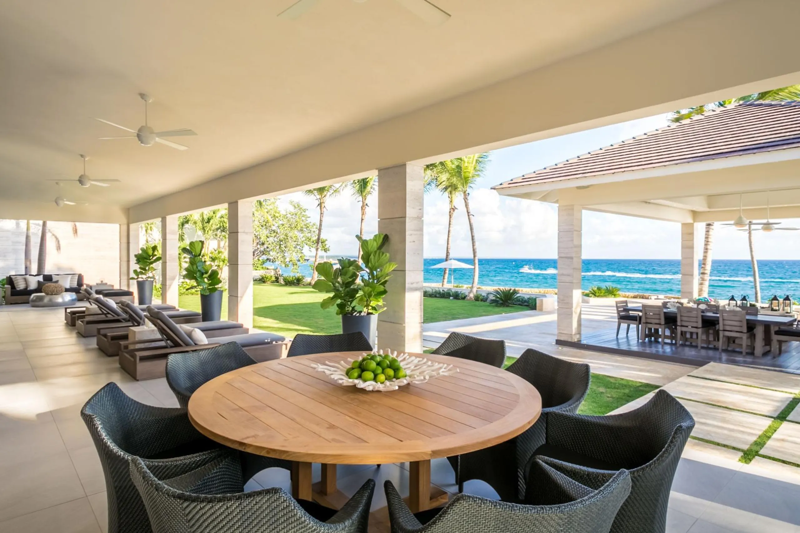 Beach-front Caribbean luxury Villa with Infinity Pool & Ocean Views — photograph 7