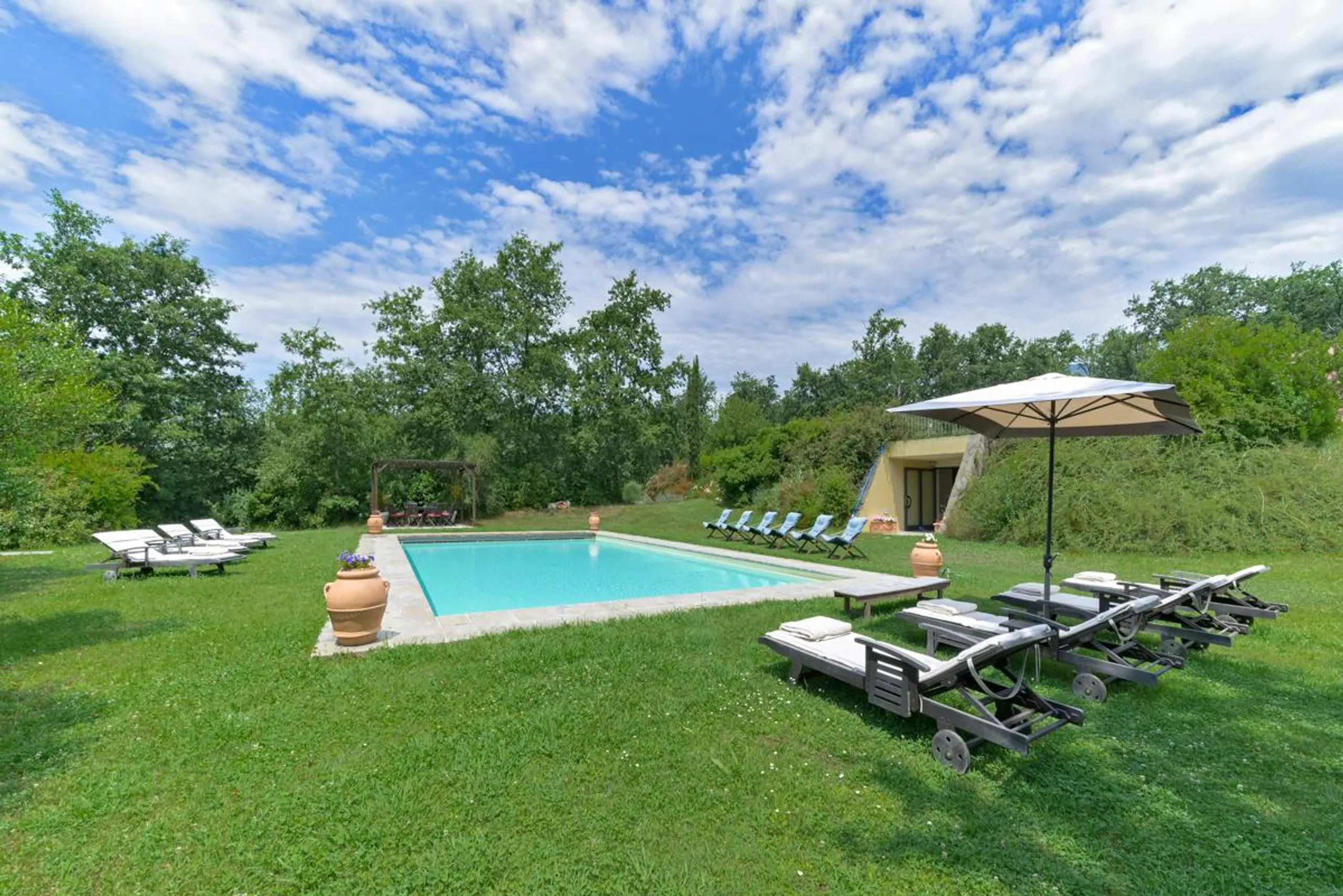 Majestic Four-Storey Villa with Private Pool, Gym and Sauna — photograph 3