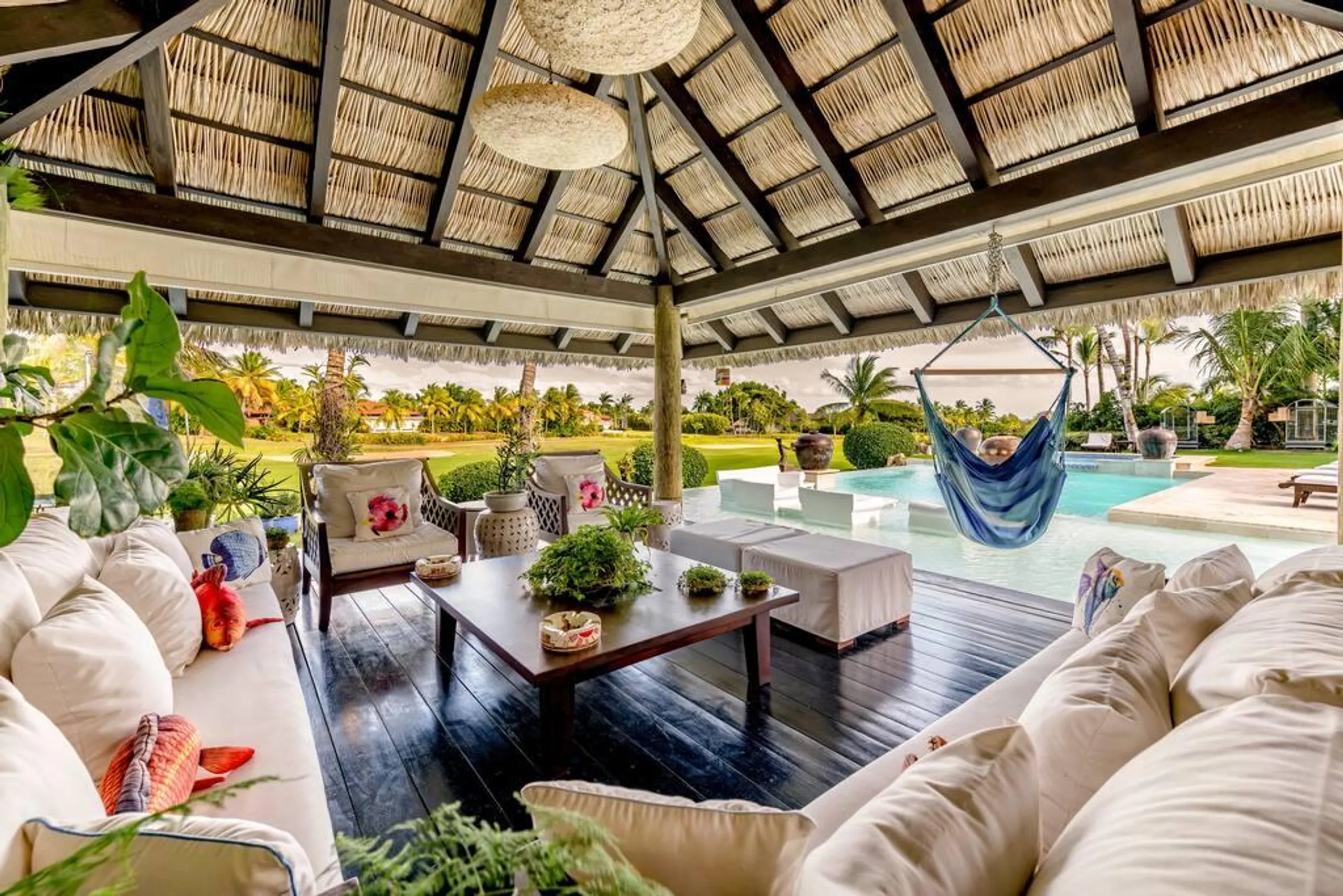 Sophisticated Paradise Retreat with Private Pool and Jacuzzi — photograph 8