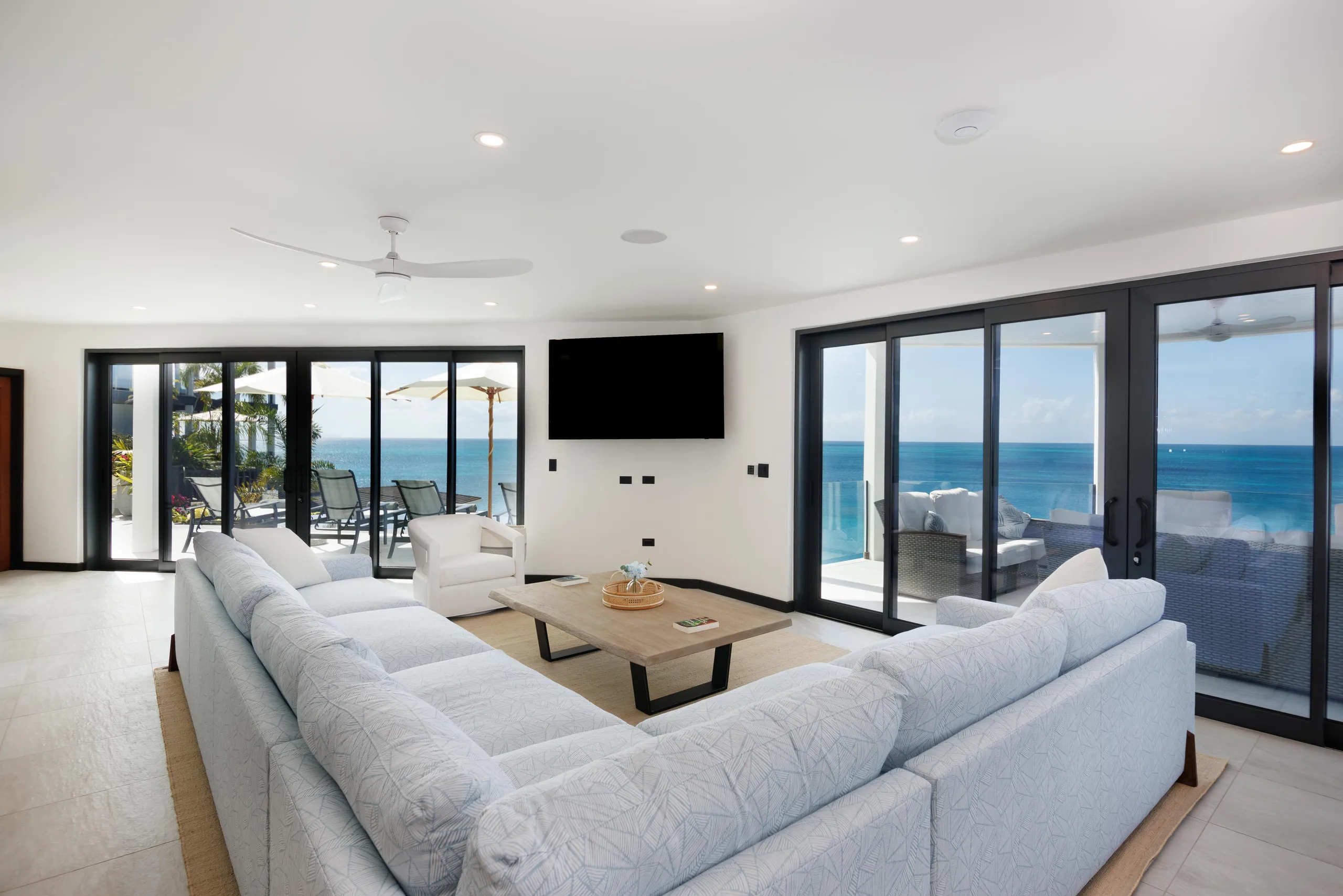 Tranquil Oceanfront Four Bedroom Villa with Infinity Pool and Expansive Wrap-Around Deck — photograph 7