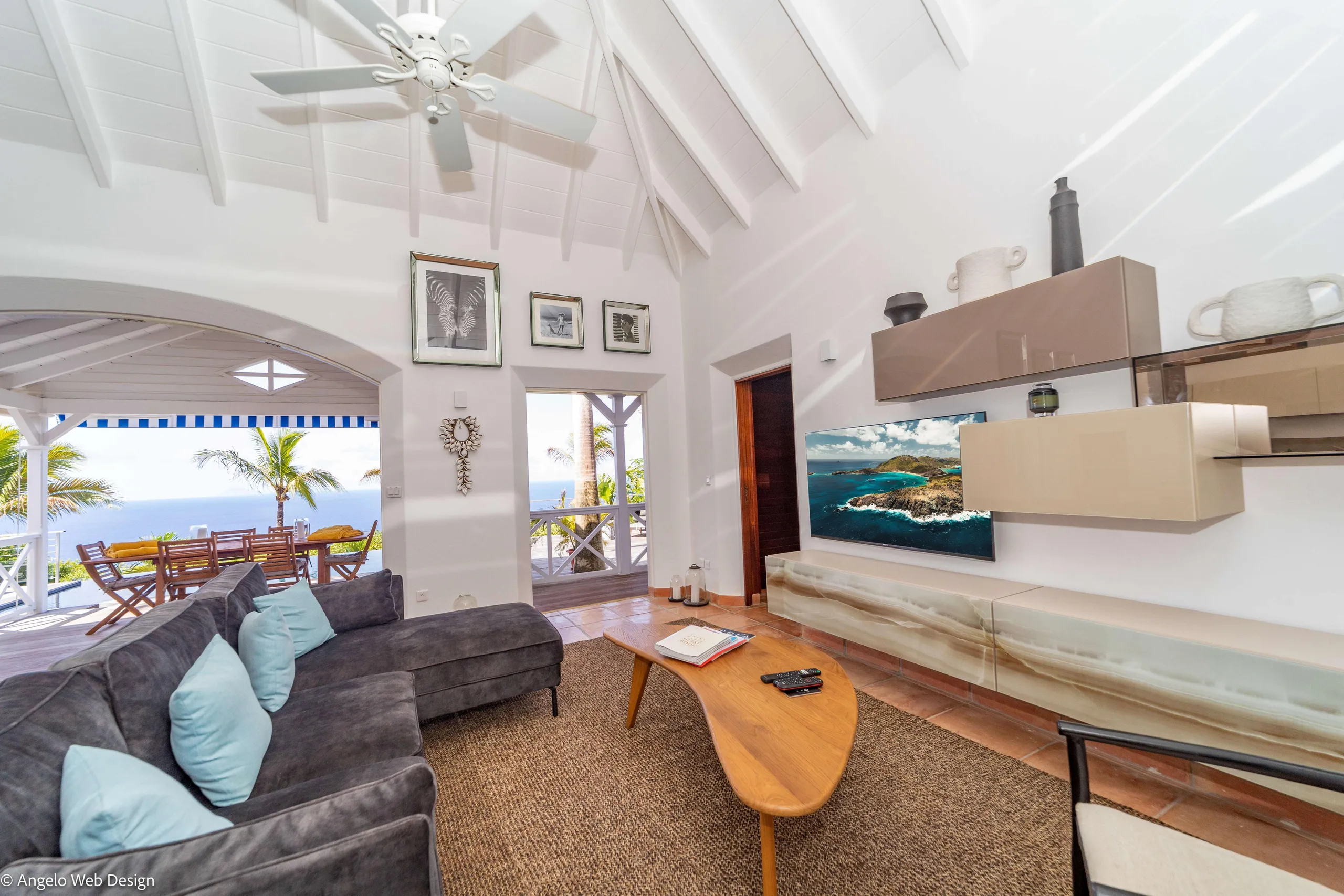 Plush and Inviting Villa with Infinity Pool and Breathtaking Ocean Views and Gorgeous Sunset — photograph 11