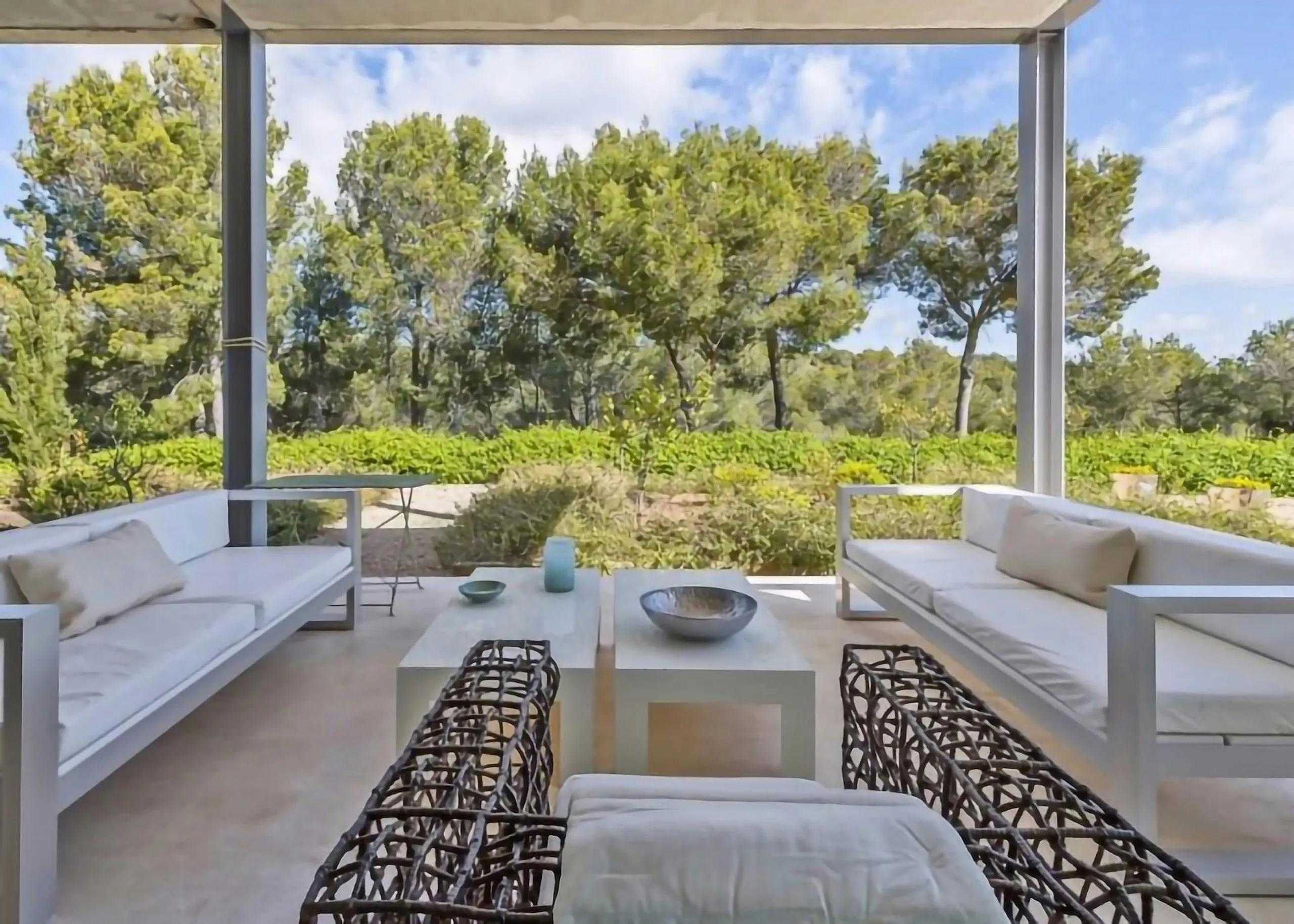 Superb Refinement in this Spanish Villa with Infinity Pool — photograph 5
