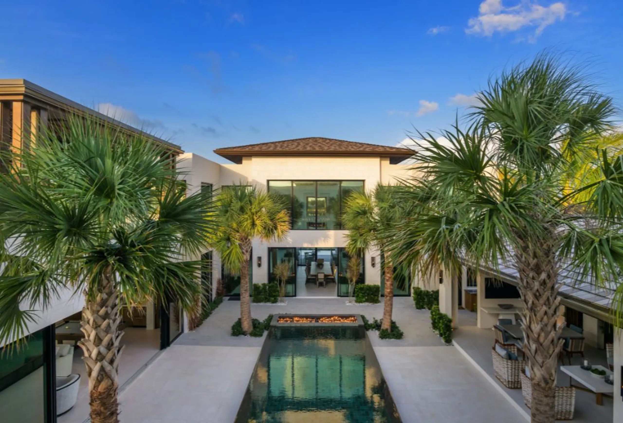 Elegant 7-Bedroom Villa with Infinity Pool, and Stunning Canal Views — photograph 2