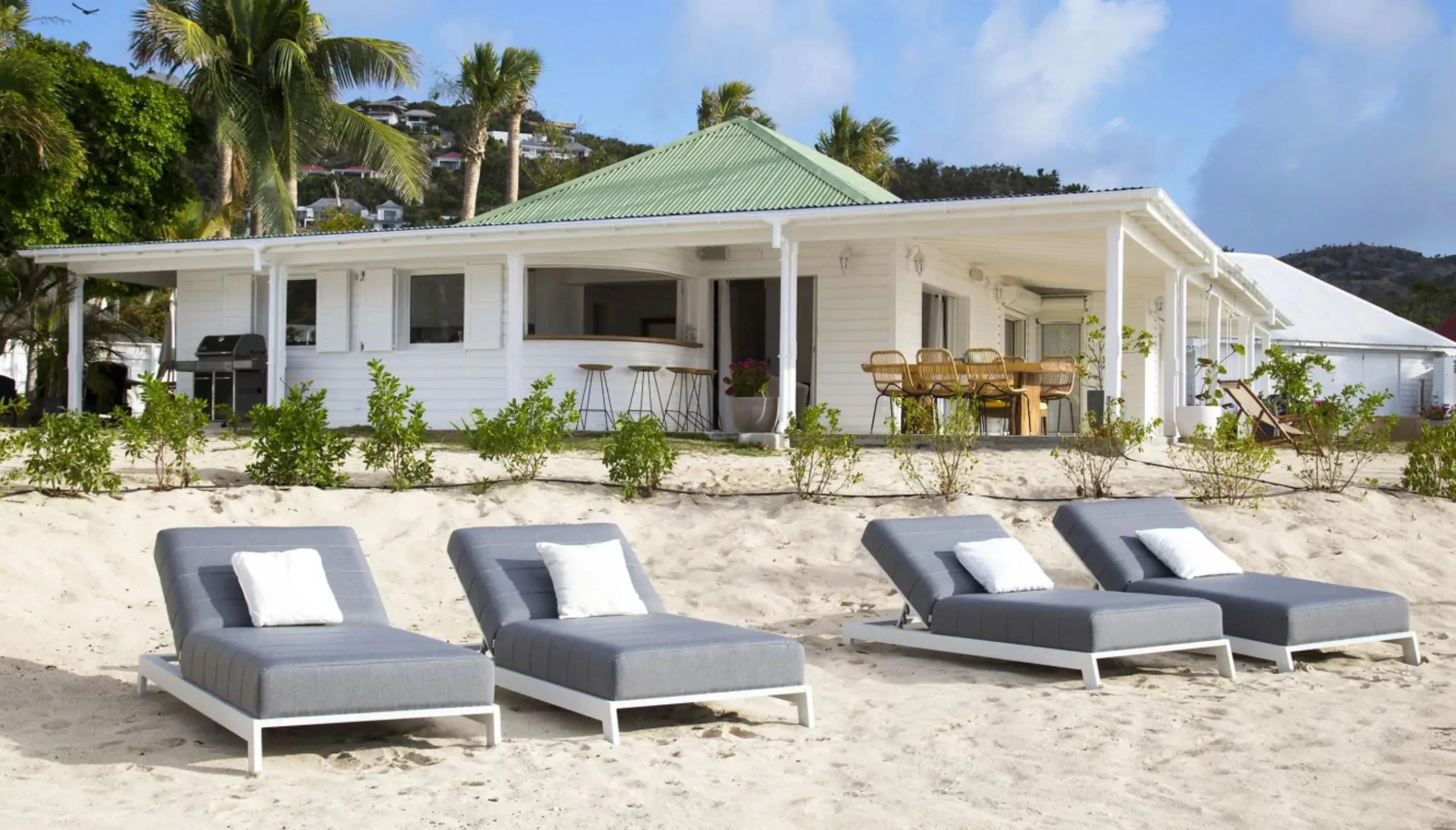 Charming Seaside Beach Front Villa with Stunning Ocean Views — photograph 2