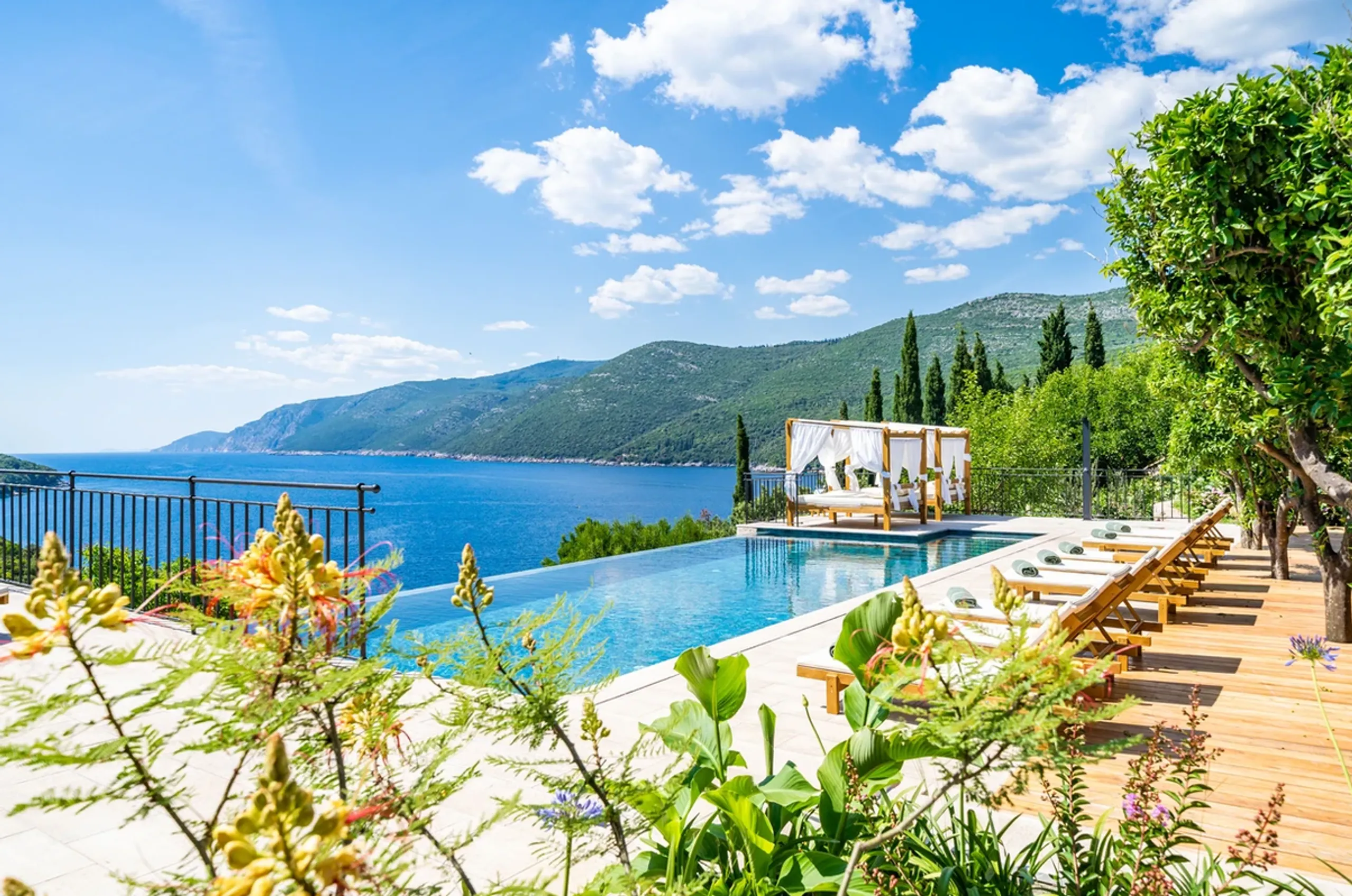 Lavish Rustic Villa with Infinity Pool and Stunning Sea Views, Dubrovnik