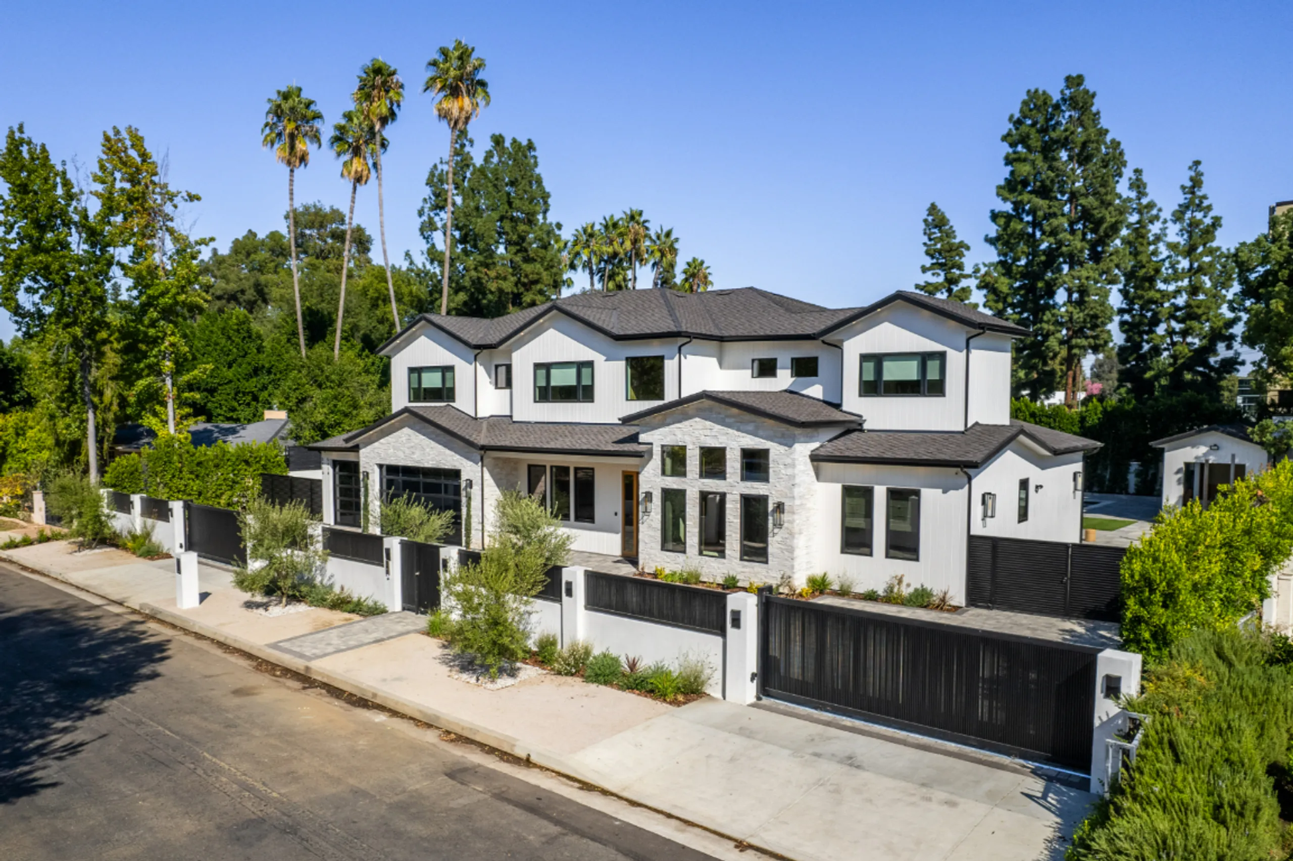 Outstanding Valley Villa with Home Theater — photograph 12