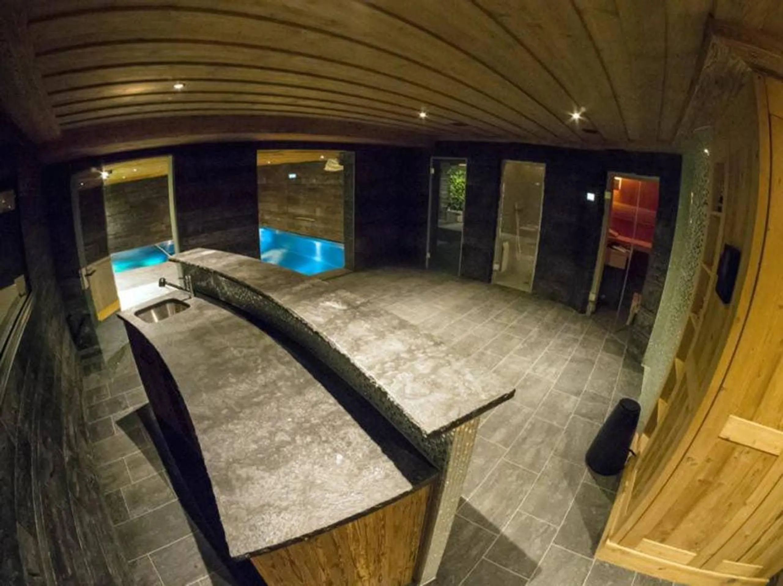 Stunning Modern Chalet with Indoor Pool and Spa — photograph 12