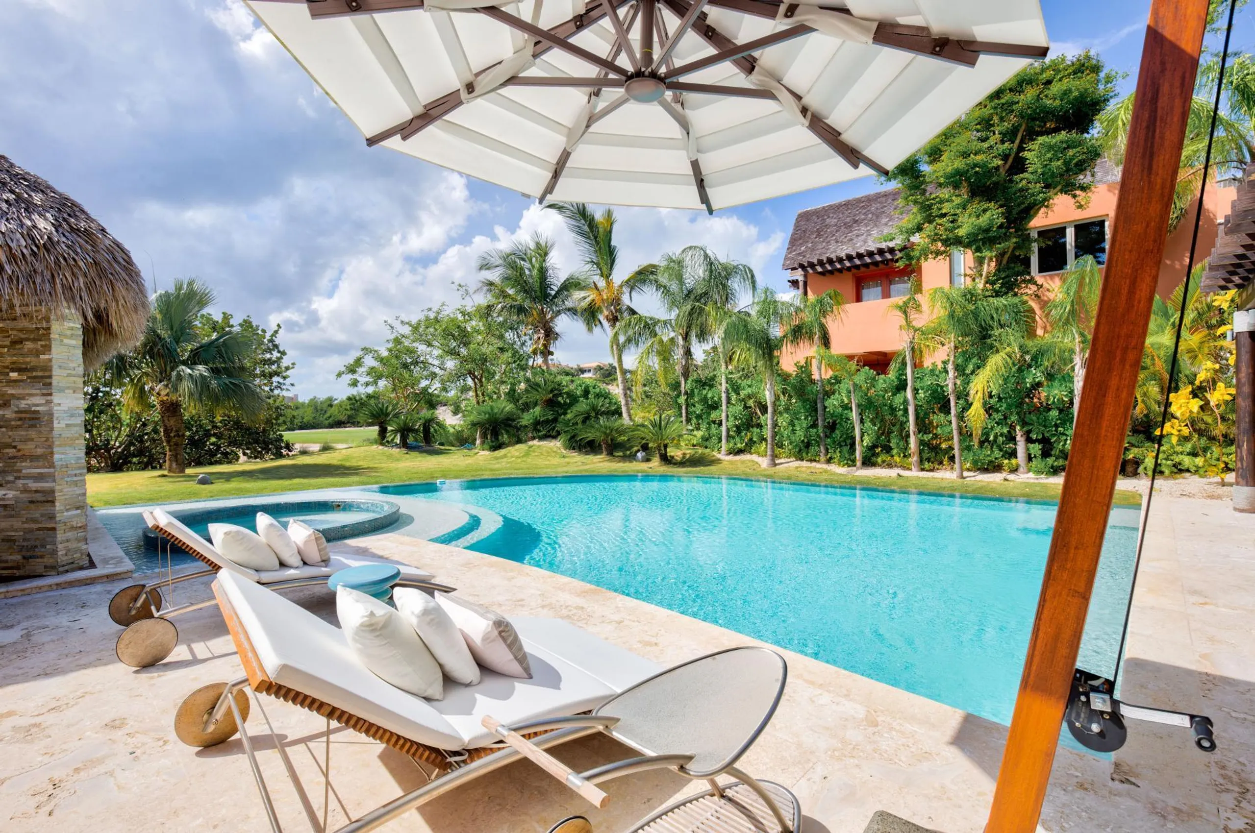 Alluring Four Bedroom Tropical Designed Villa with Private Pool and Greenery — photograph 3