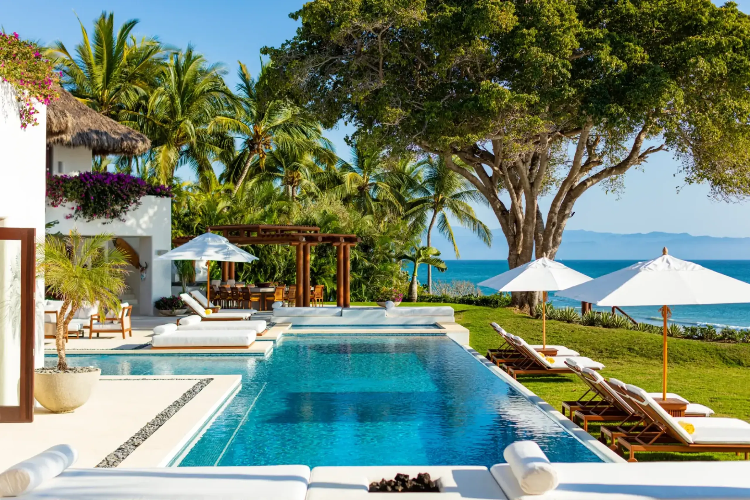 Glamorous Los Ranchos Estate Villa with Infinity Pool, and Beach Access — photograph 4
