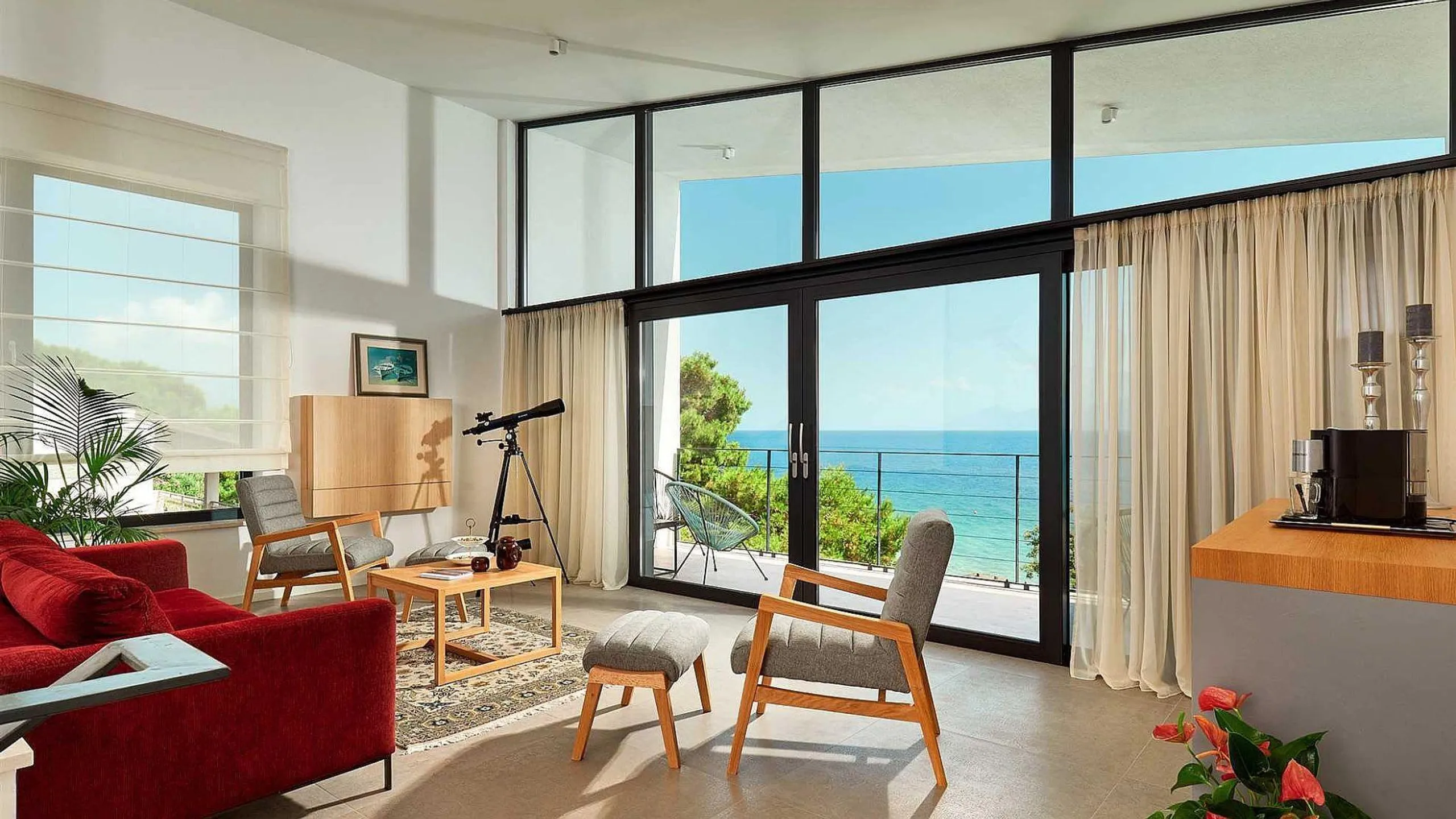 Lavish Villa with Heated Pool and Ocean Views — photograph 8