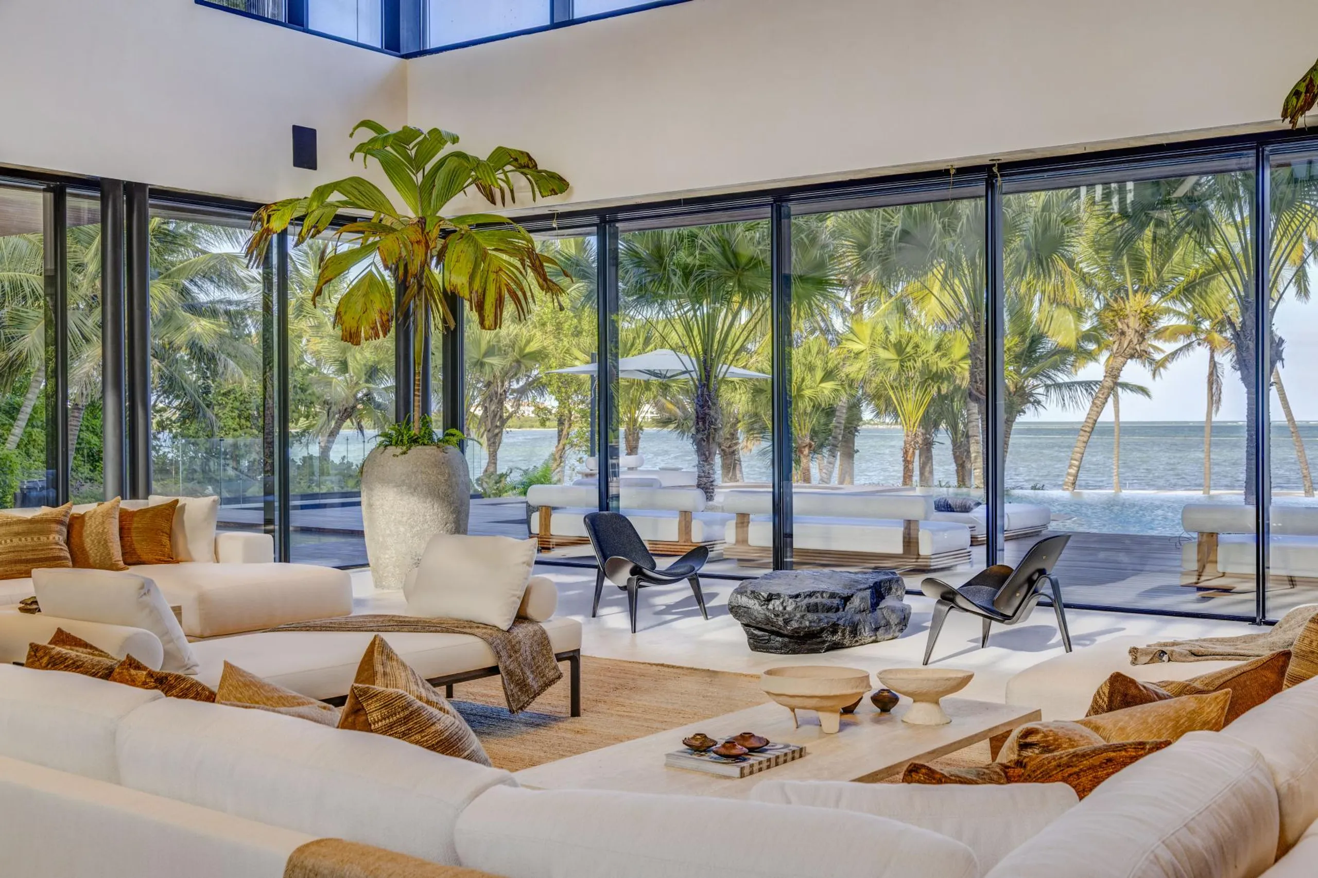 Cap Cana Beachfront Masterpiece Villa with Private Pool and Views — photograph 5