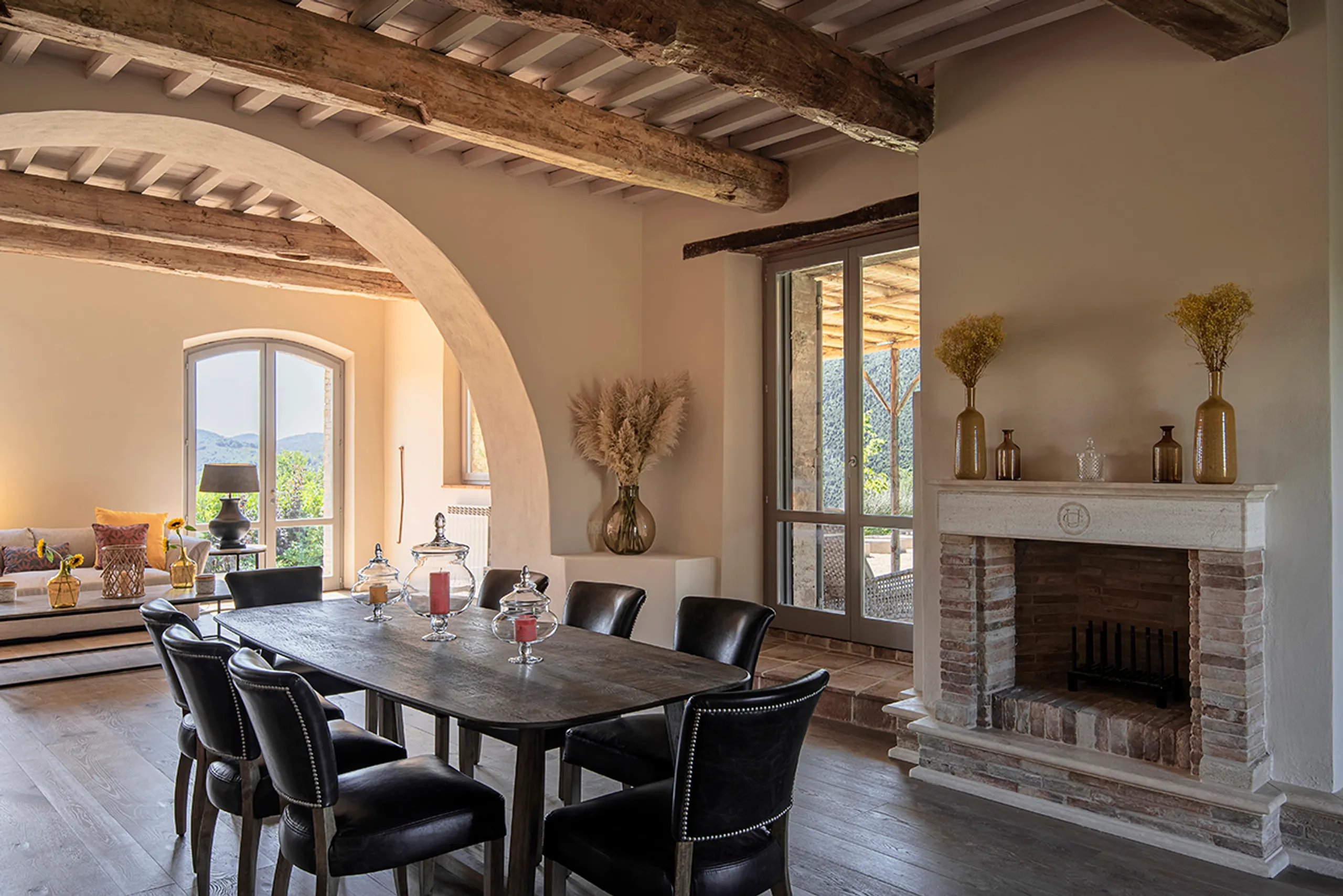 Opulent Perugian Charm with Private Pool and Overlooking Mountain Views — photograph 10