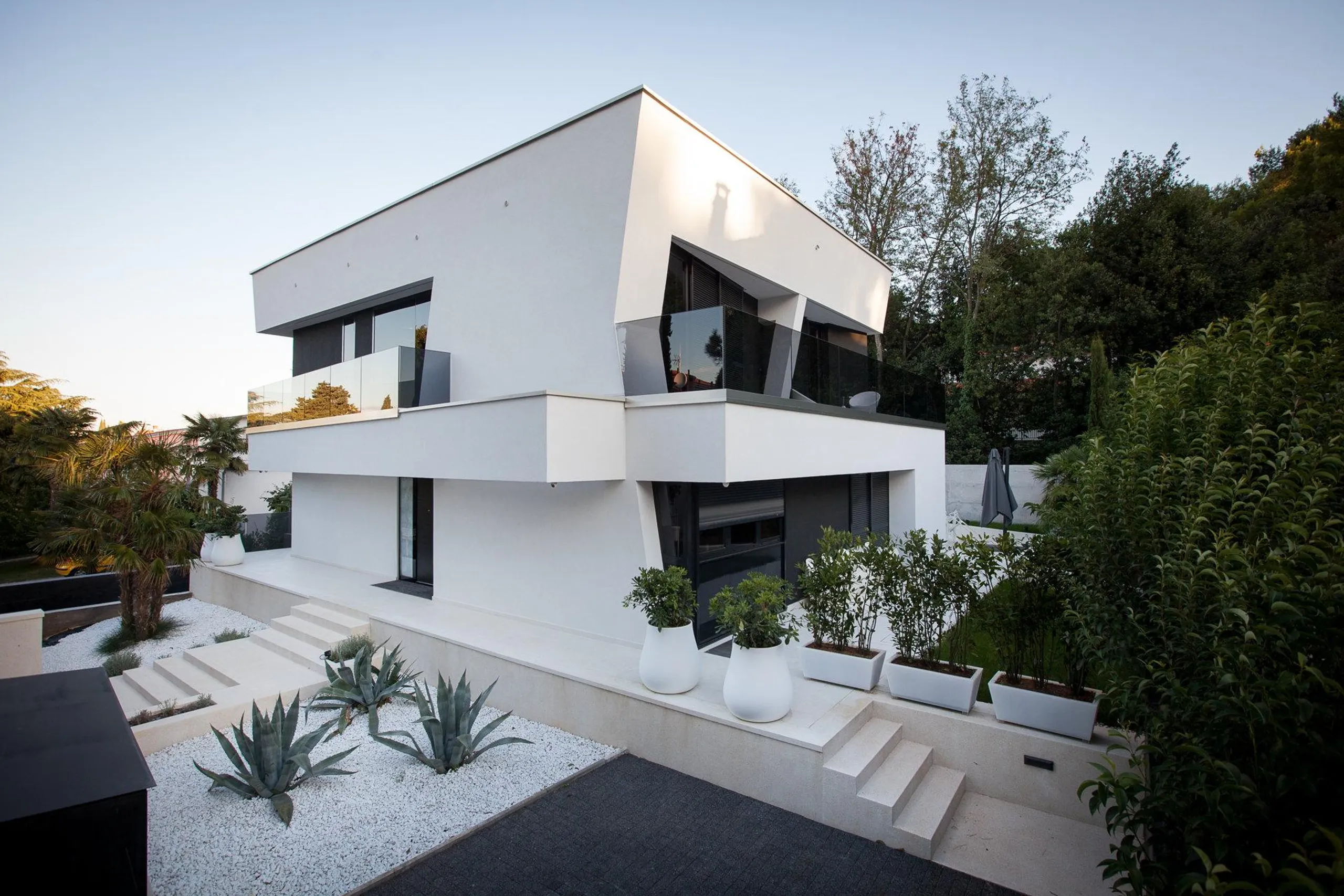 Glorious Contemporary Haven with 4-BR Villa and Tantalizing Heated Infinity Pool — photograph 3