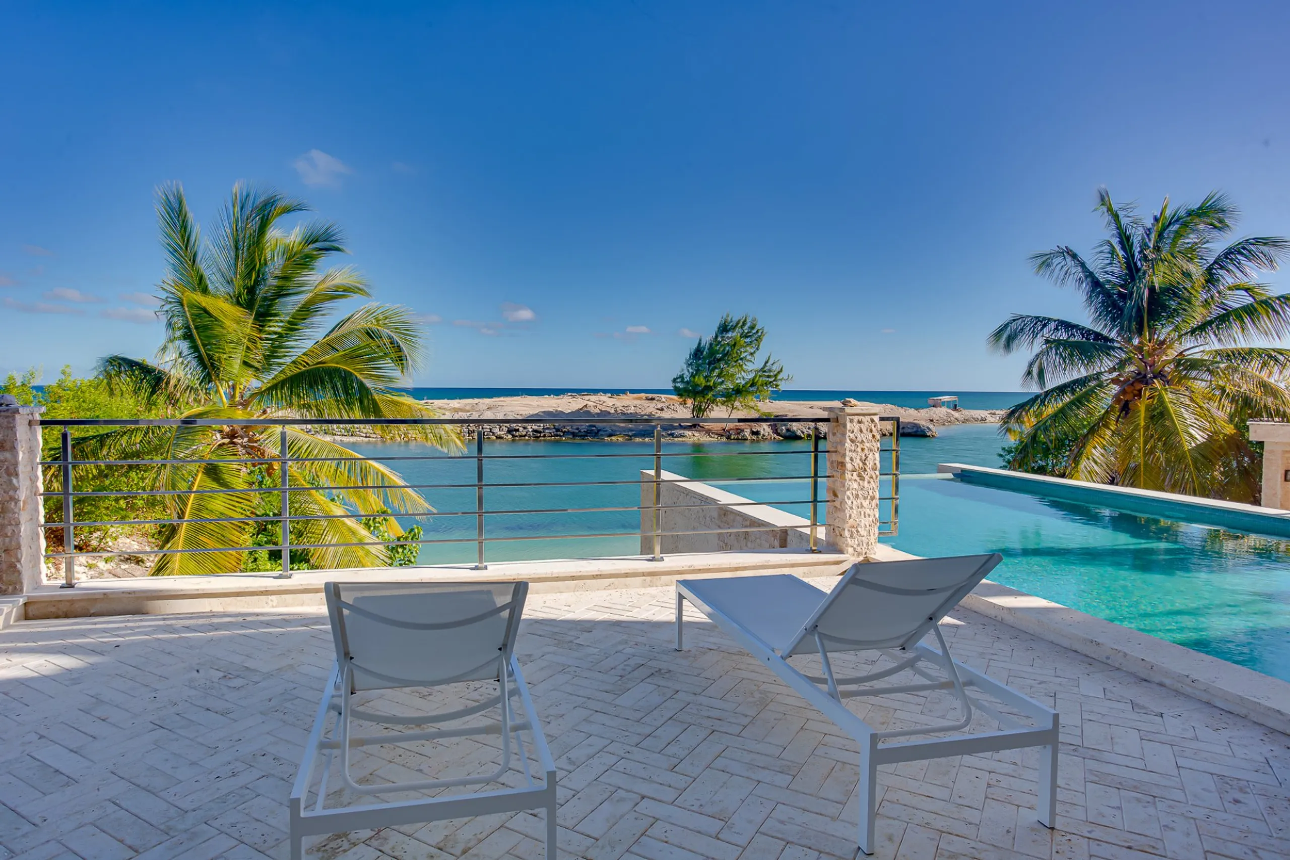 Majestic 11-Bedroom Beachfront Villa with Private Infinity Pool, and Private Beach — photograph 3