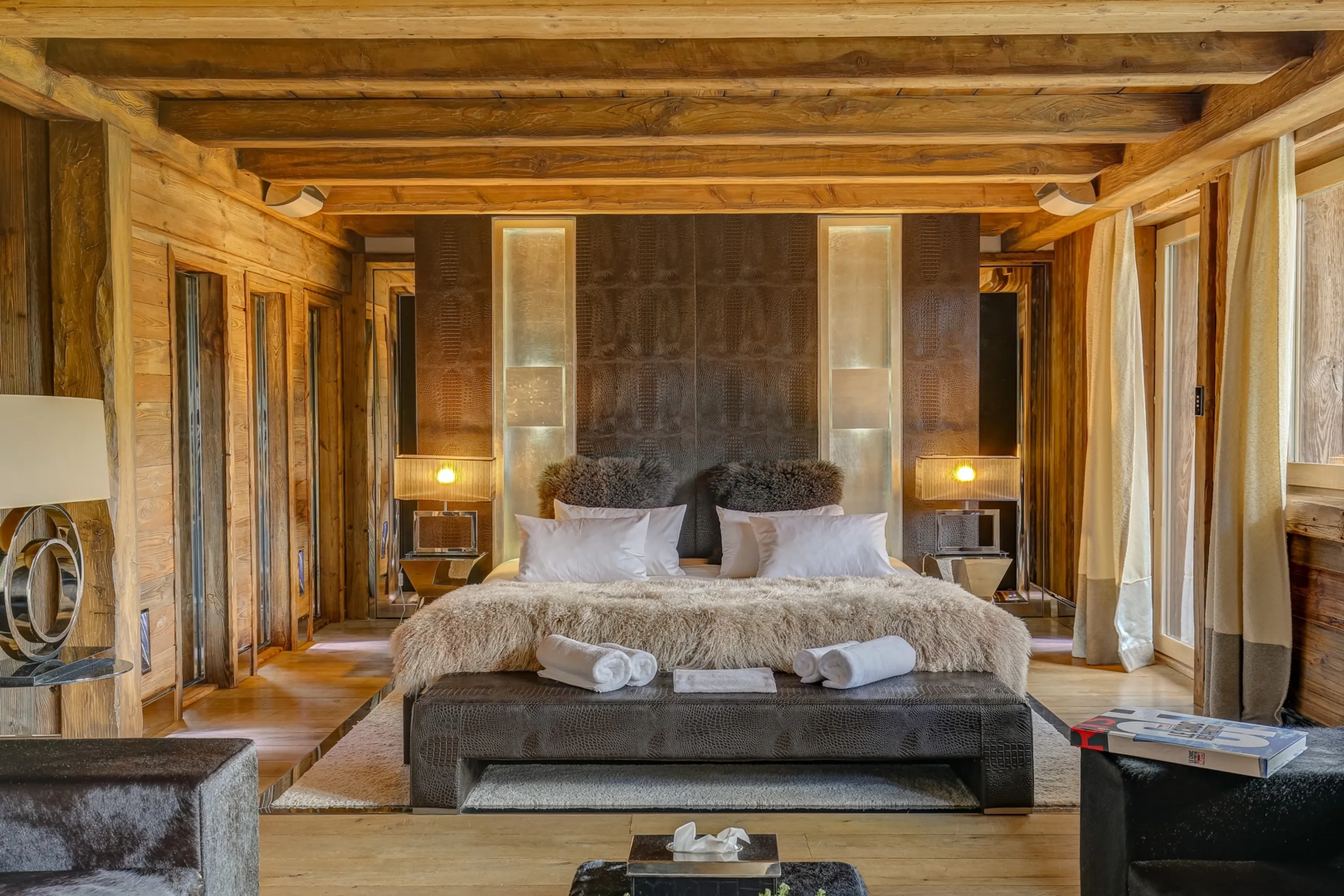 Prestigious Alpine Villa with Indoor Pool, Helipad, Cinema, Gym, and Mountain Views — photograph 9