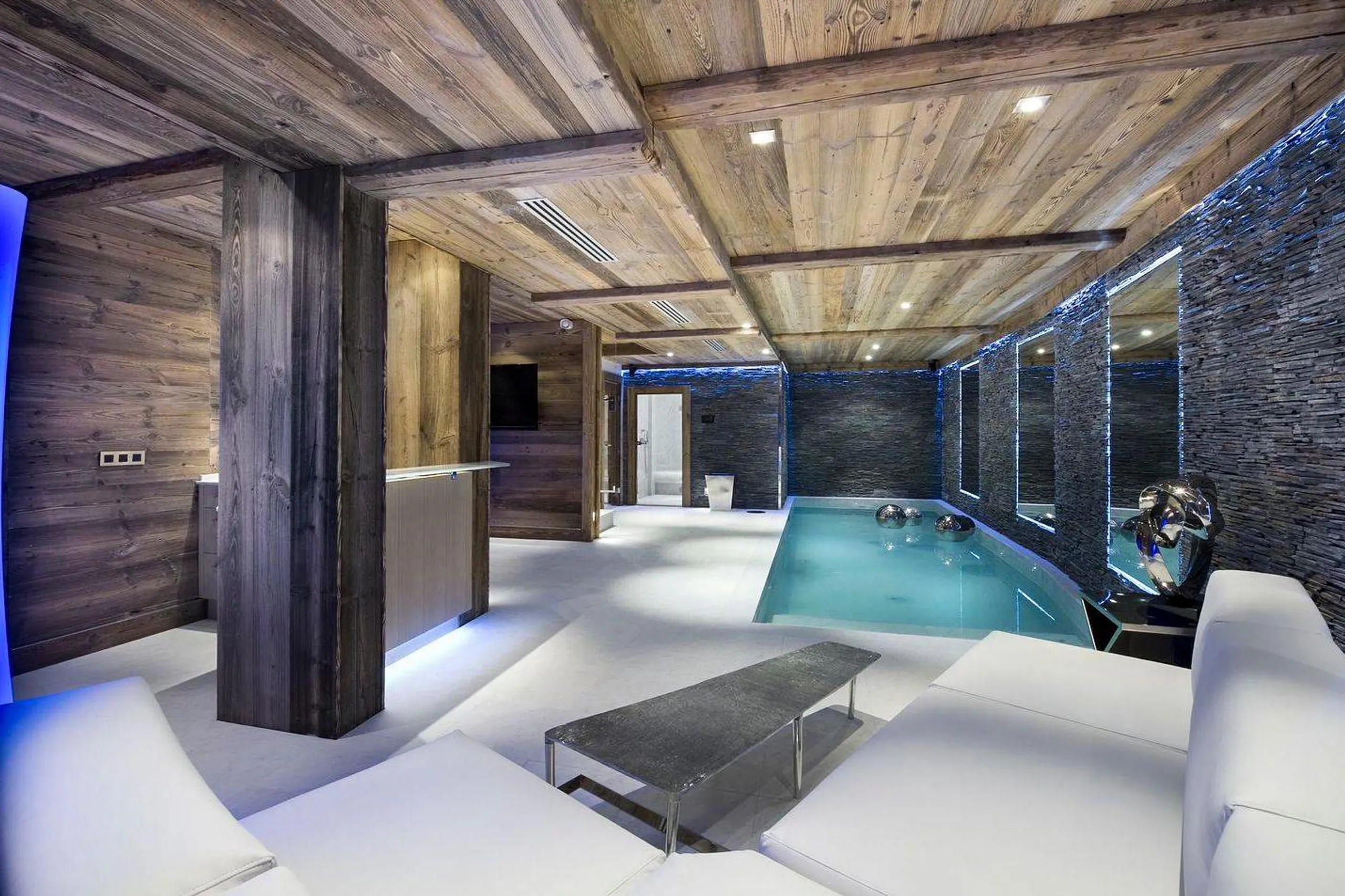 Radiant Alpine Villa with Private Pool and Breath-taking Mountain Views — photograph 3