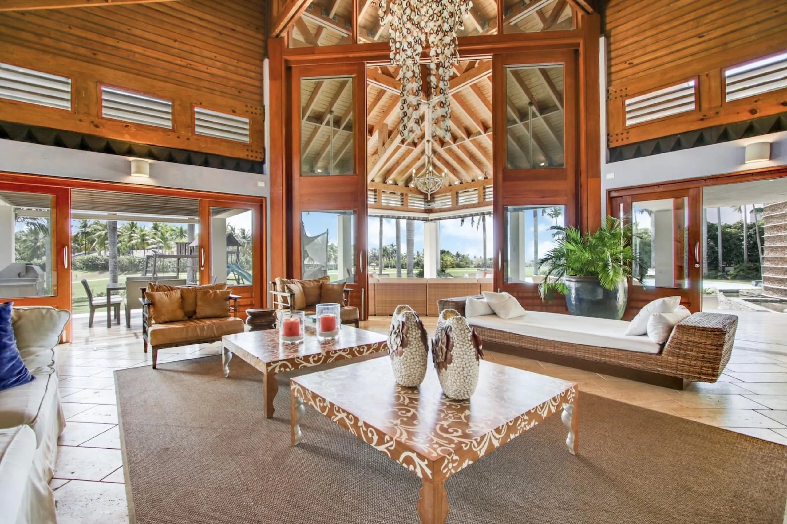 Radiant Spacious Retreat with Infinity Pool, Jacuzzi and Caribbean Sea Views — photograph 8