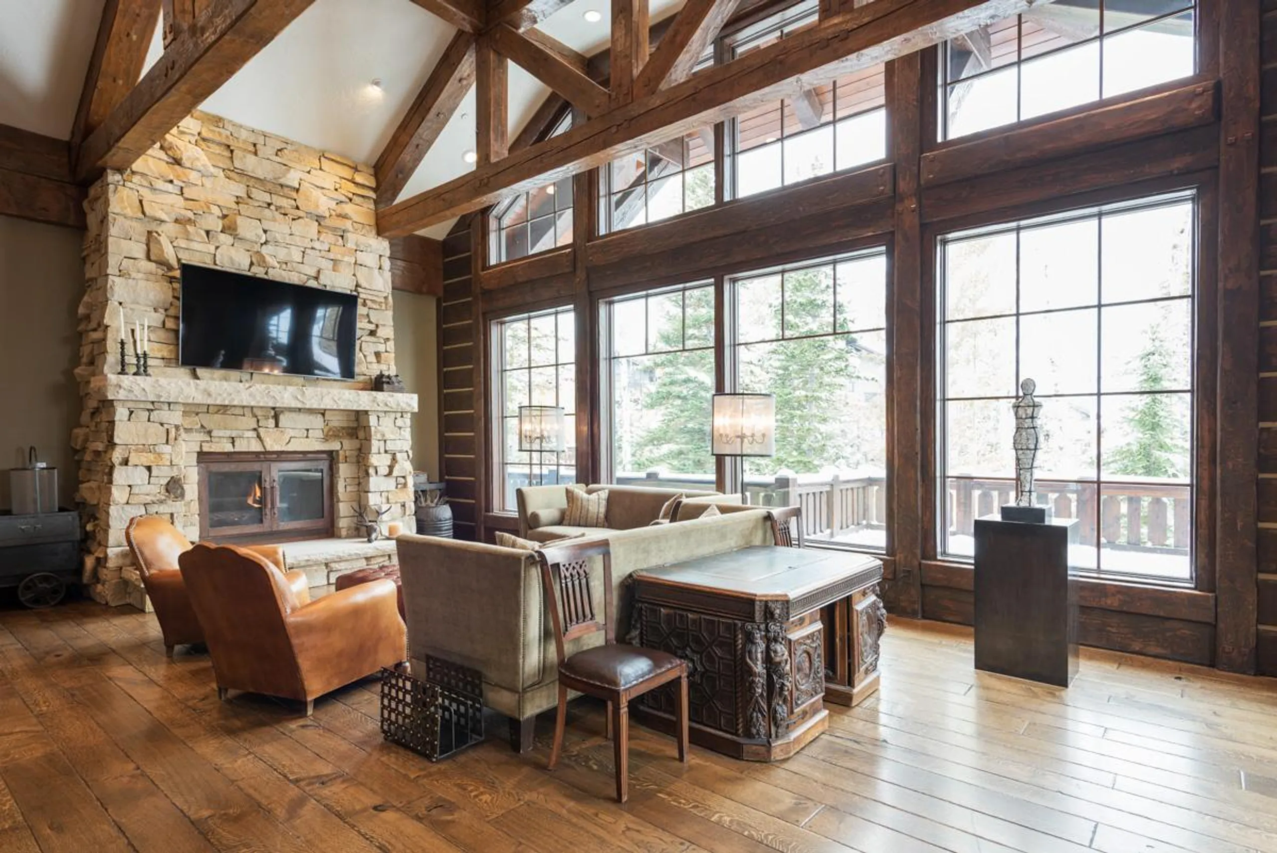 Exquisite Mountain Chalet with Entertainment Room and Stunning Views — photograph 5