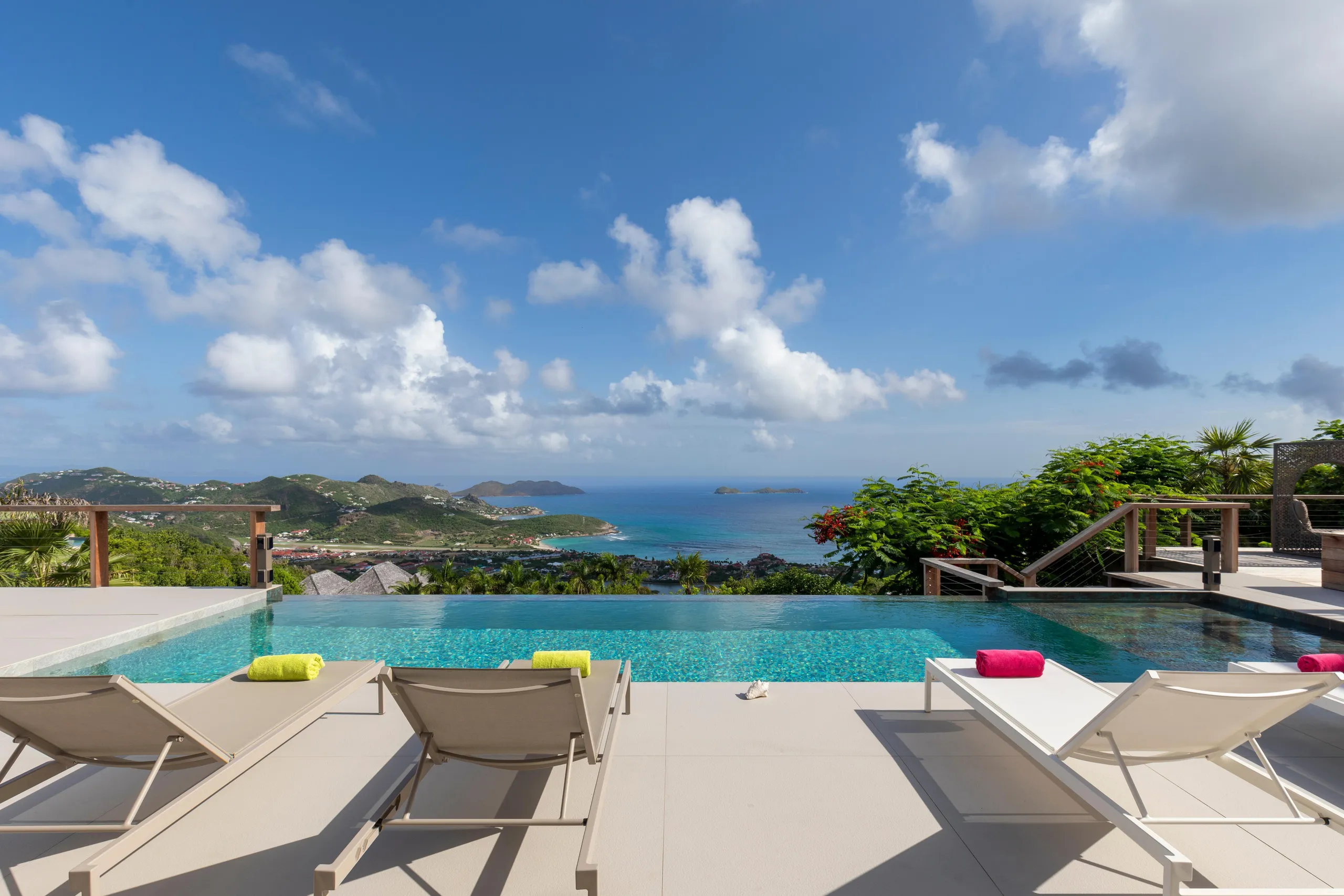 Lavish Seaview Villa with Infinity Pool and Fitness Room — photograph 2