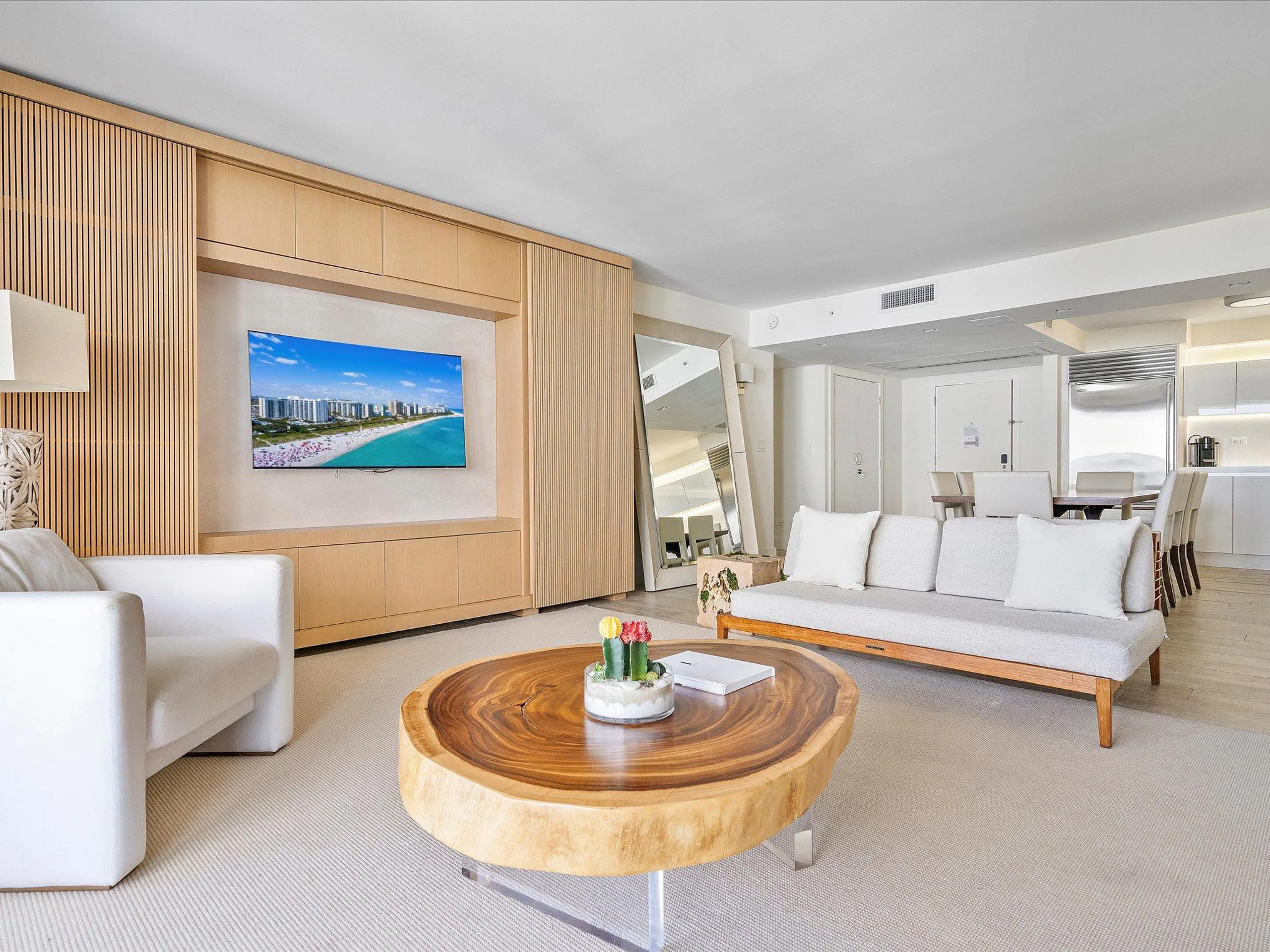 Deluxe Beachfront Retreat with Sun Deck — photograph 10