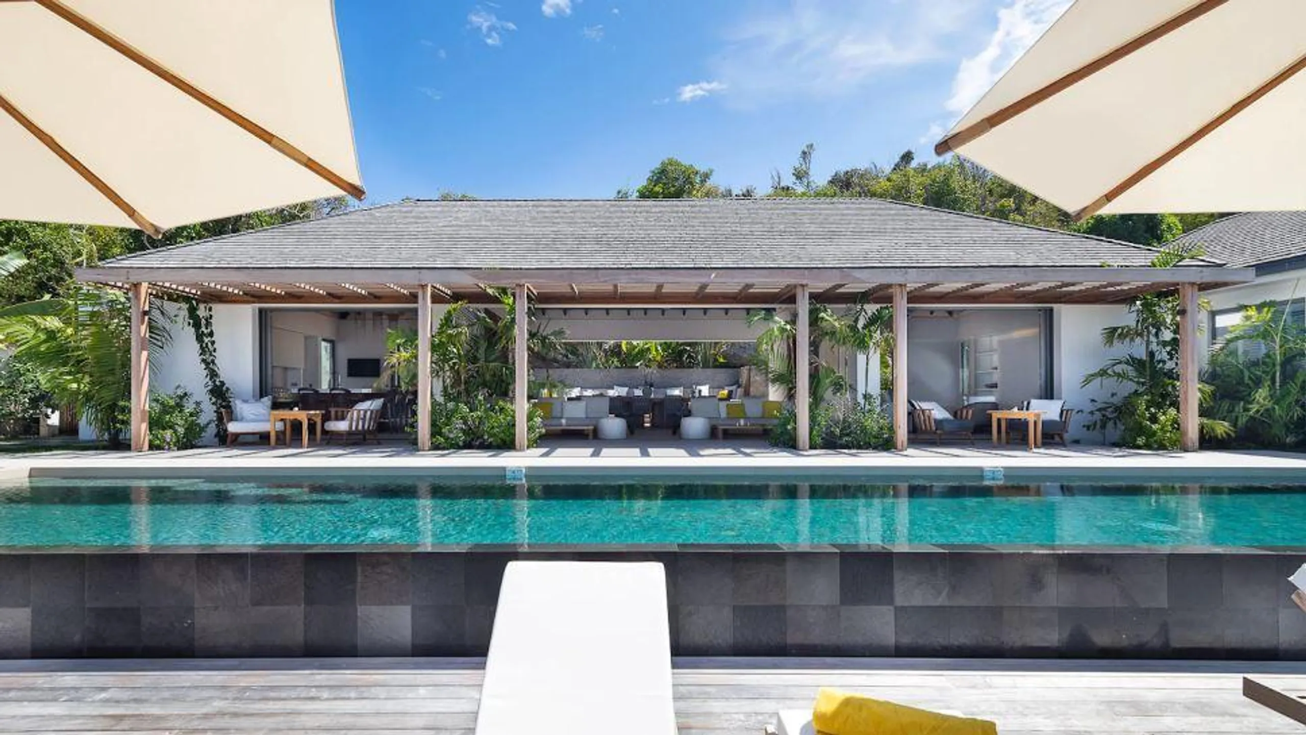 Elegant Oasis Villa with Gorgeous Pool and Stunning Views — photograph 8