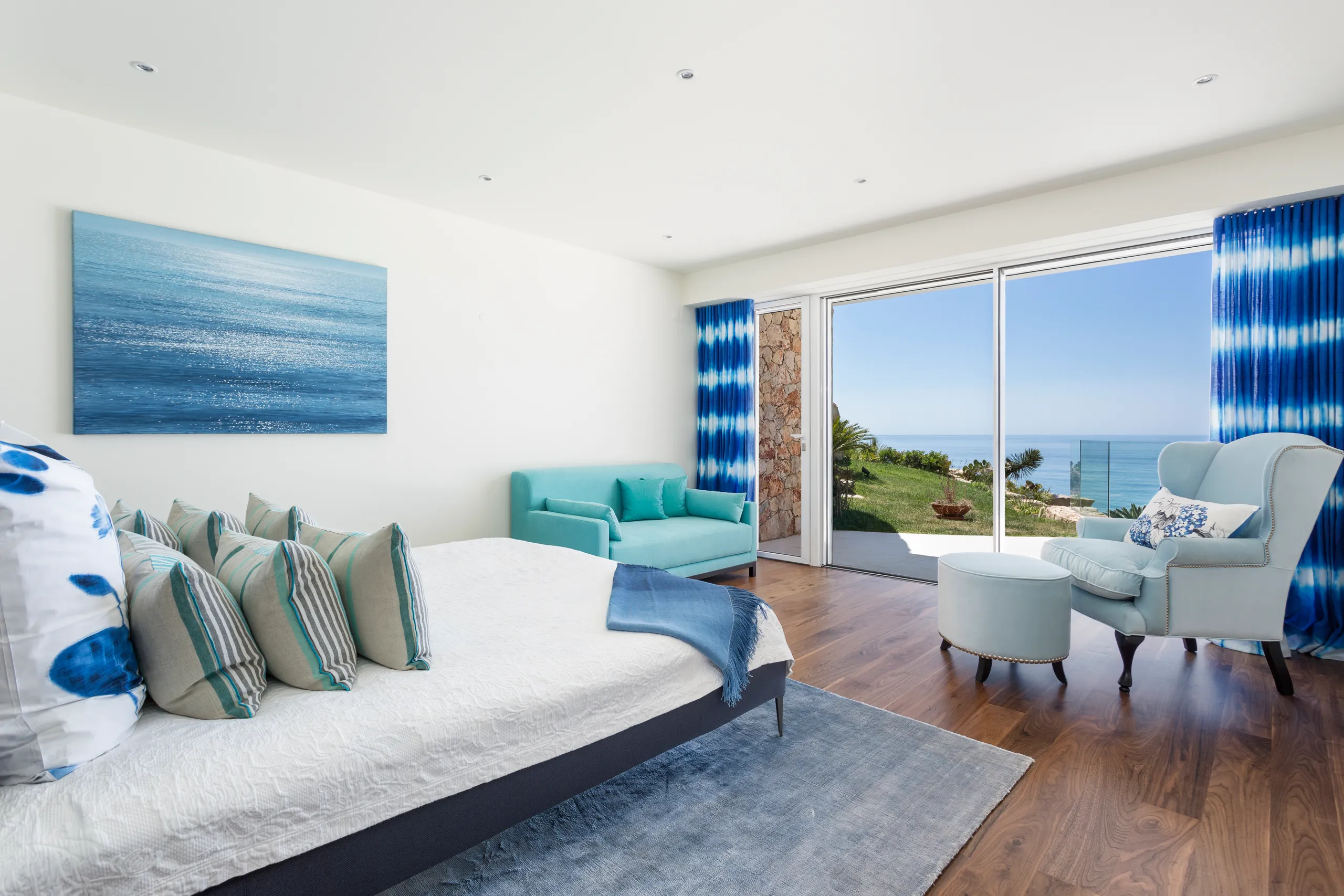 Captivating Contemporary Villa with Infinity Pool and Spectacular Coastline Views — photograph 12