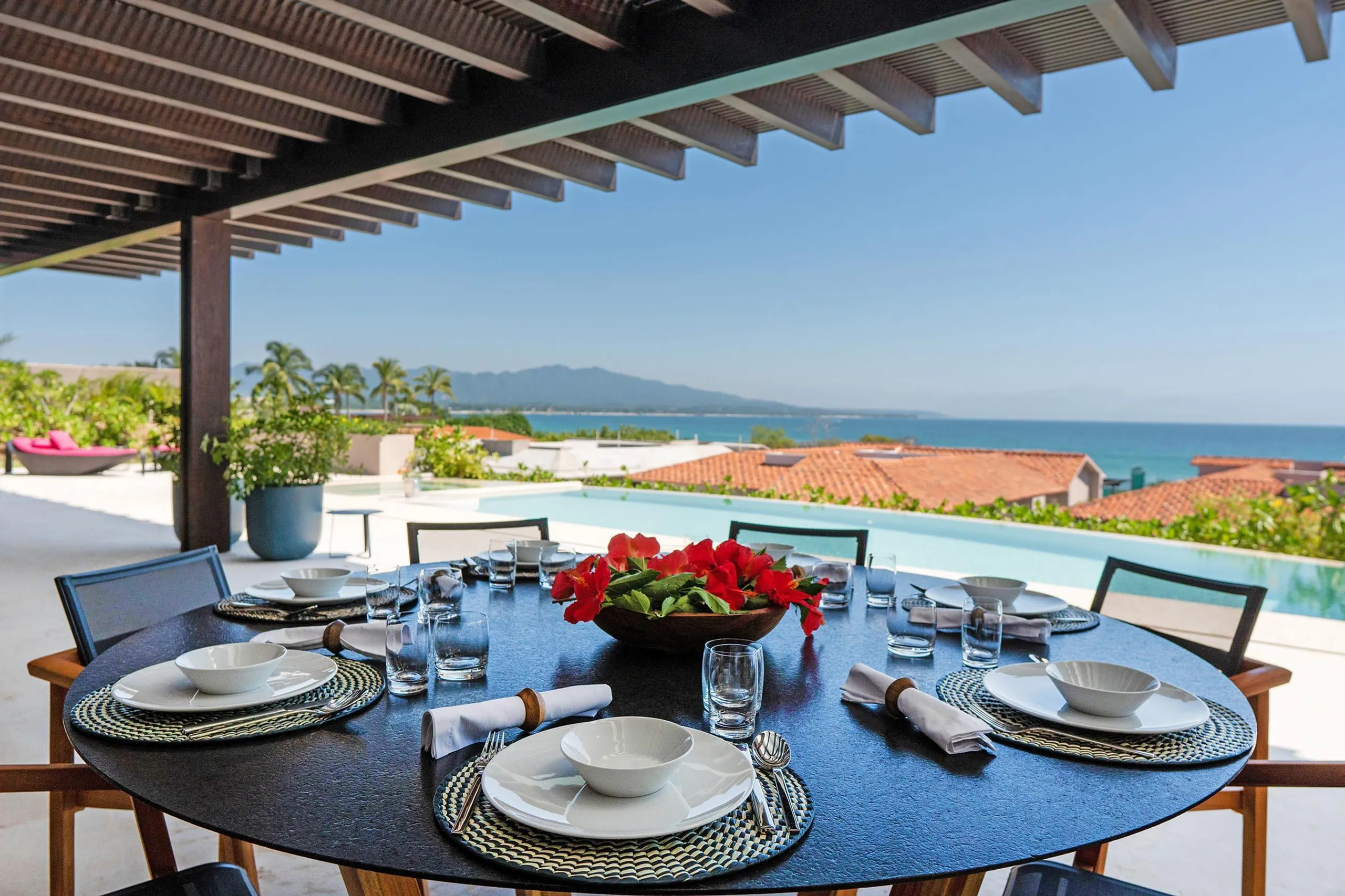 Refined Luxury View Villa with Infinity Pool and Ocean Views — photograph 3