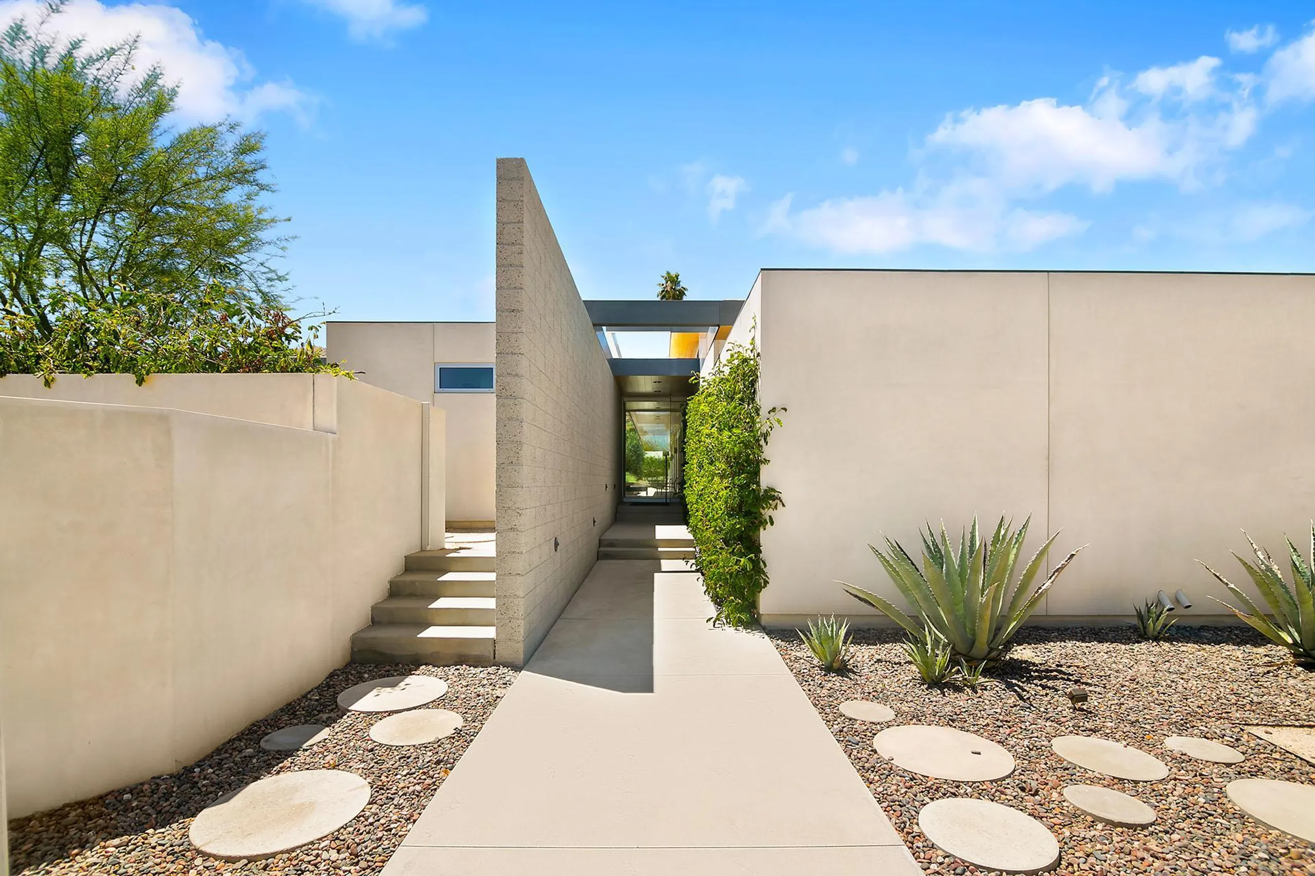Palatial Palm Springs Paradise with Lap Pool, Firepit, Putting Green — photograph 7