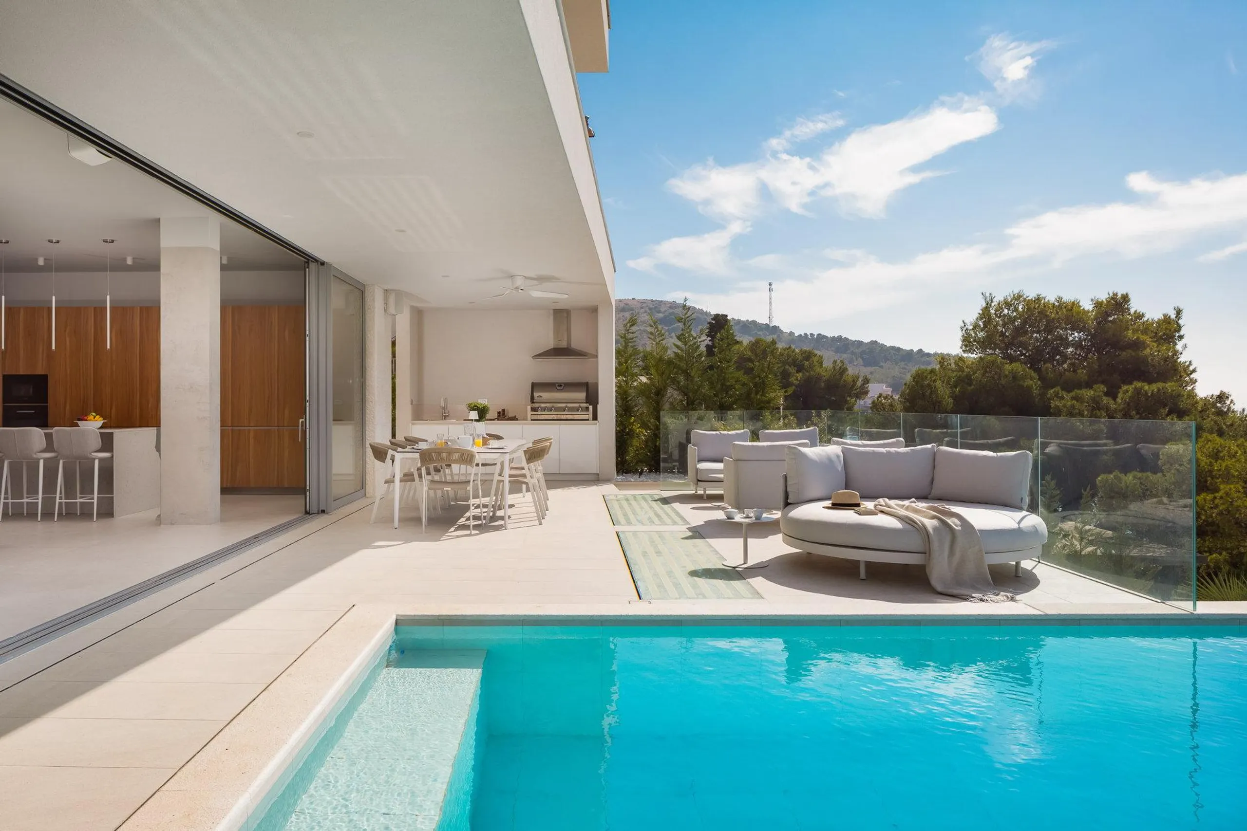 Lavish 5BR Villa with Heated Pool and Captivating Sea Views — photograph 12