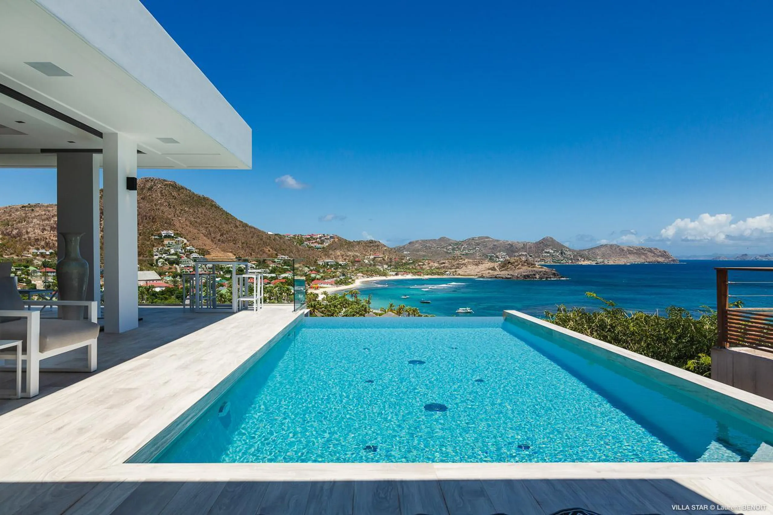 Plush Luxury Villa with Private Pool and Backyard Lounge — photograph 6