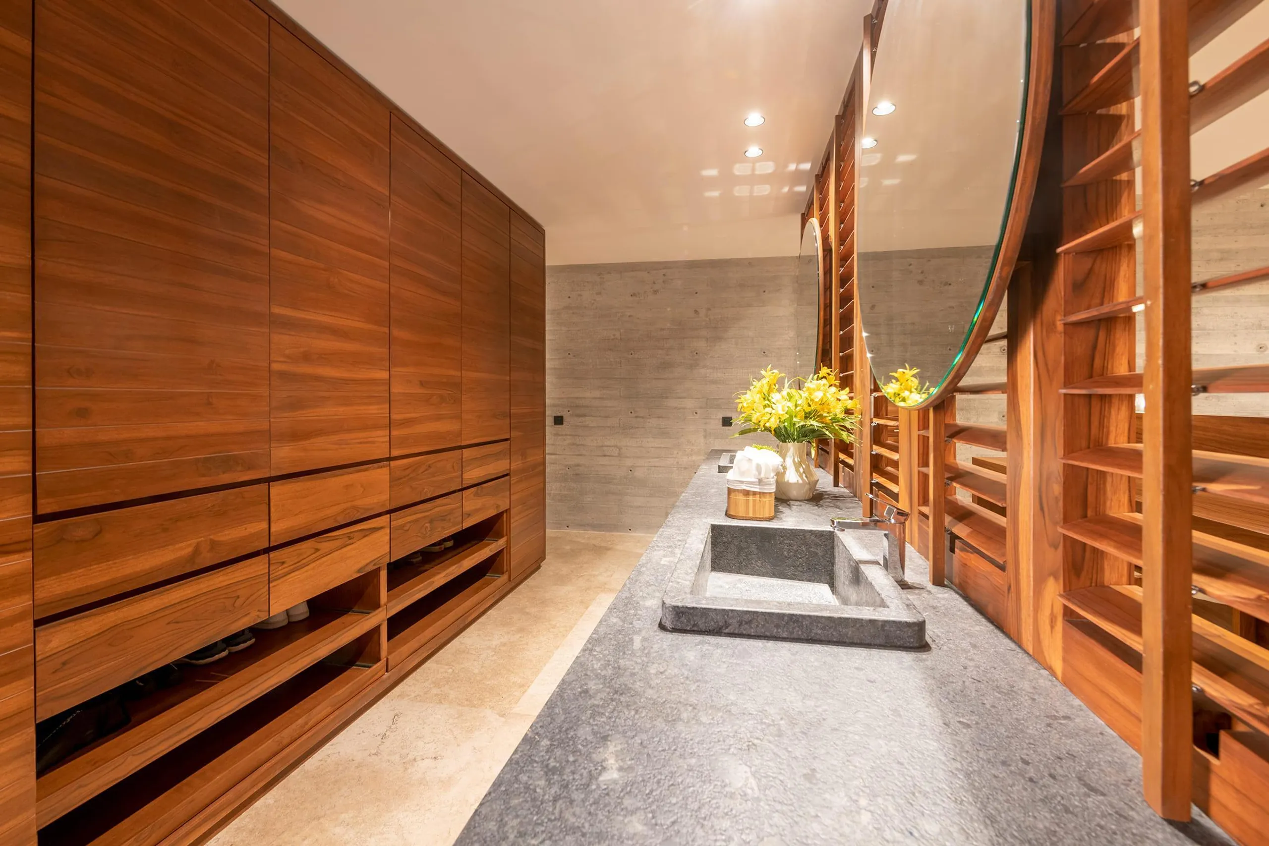 Bolongo Hillside Estate with Infinity Pool and Endless Ocean Views — photograph 11